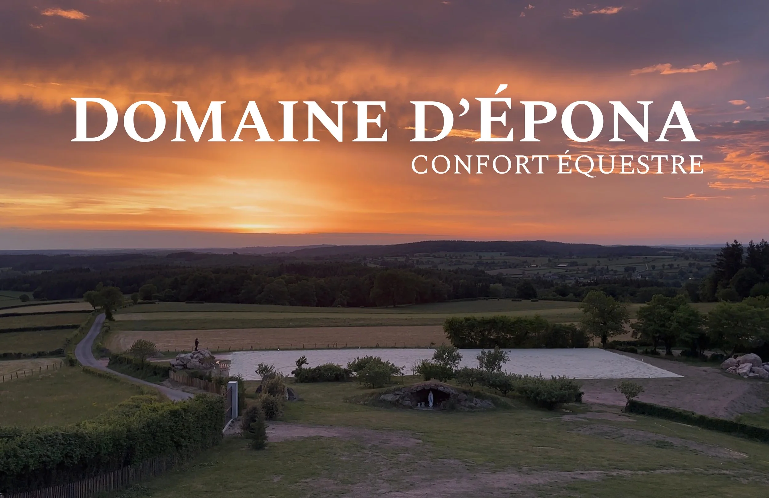 Couché de soleil sur la carrière de 60*30m Domaine d'Epona à Suin en Bourgogne