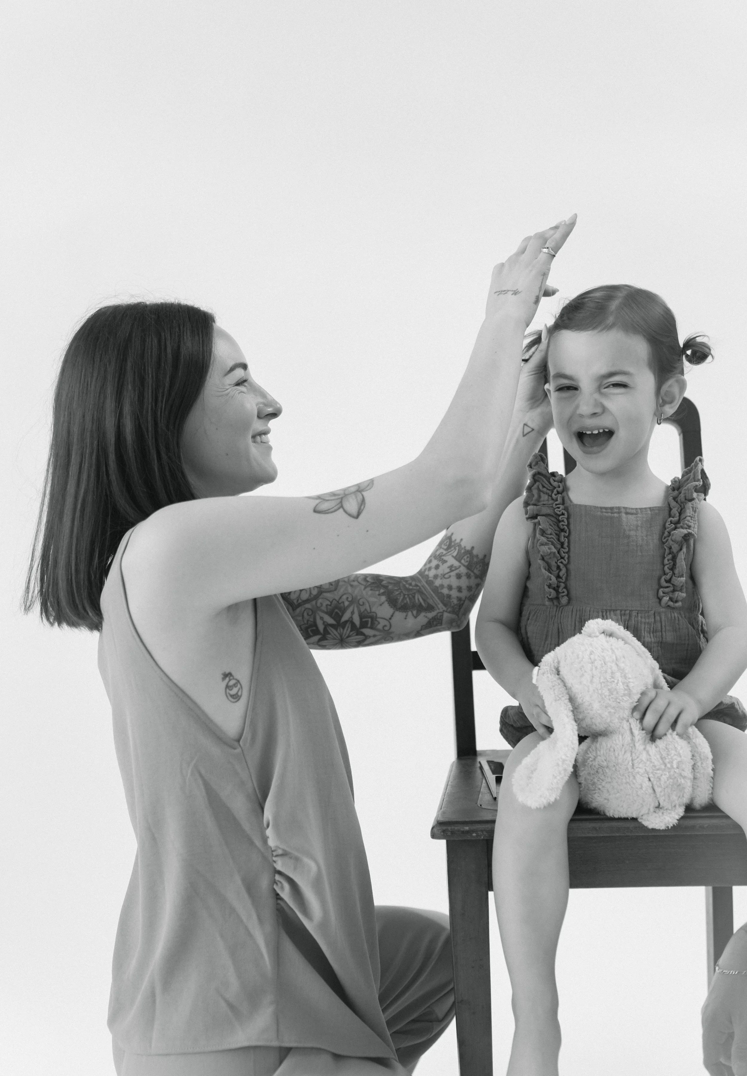 Studio-Familienportrait einer jungen Mutter mit Kind vor neutralem Hintergrund, fotografiert von Fotografin Salome Peter in Wil