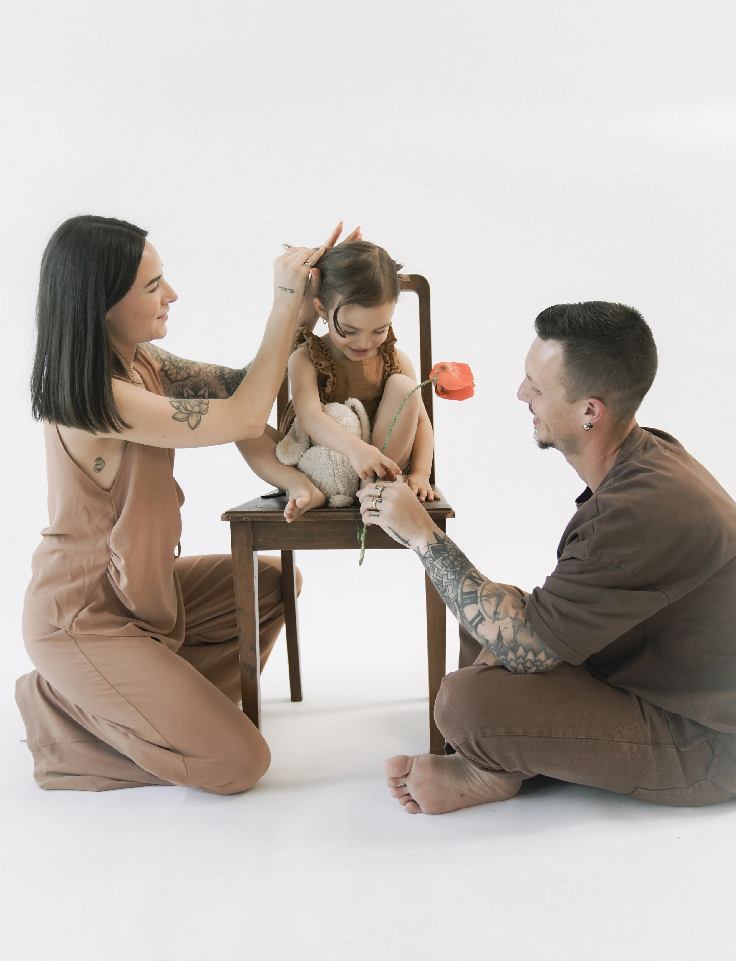 Studio-Familienportrait einer jungen Familie mit neutralem Hintergrund, fotografiert von Fotografin Salome Peter in Wil