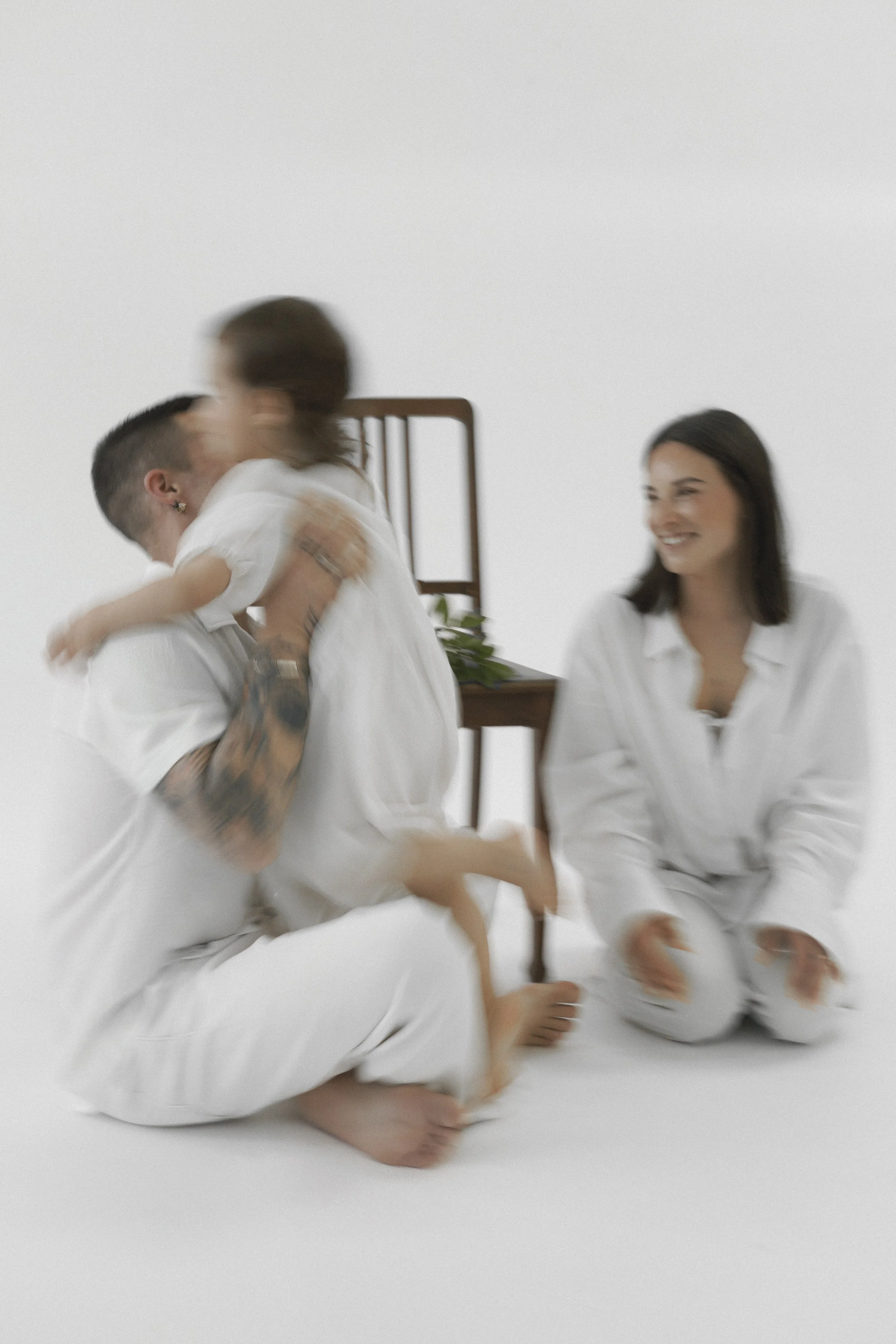 Studio-Familienportrait einer jungen Familie mit neutralem Hintergrund, fotografiert von Fotografin Salome Peter in Wil