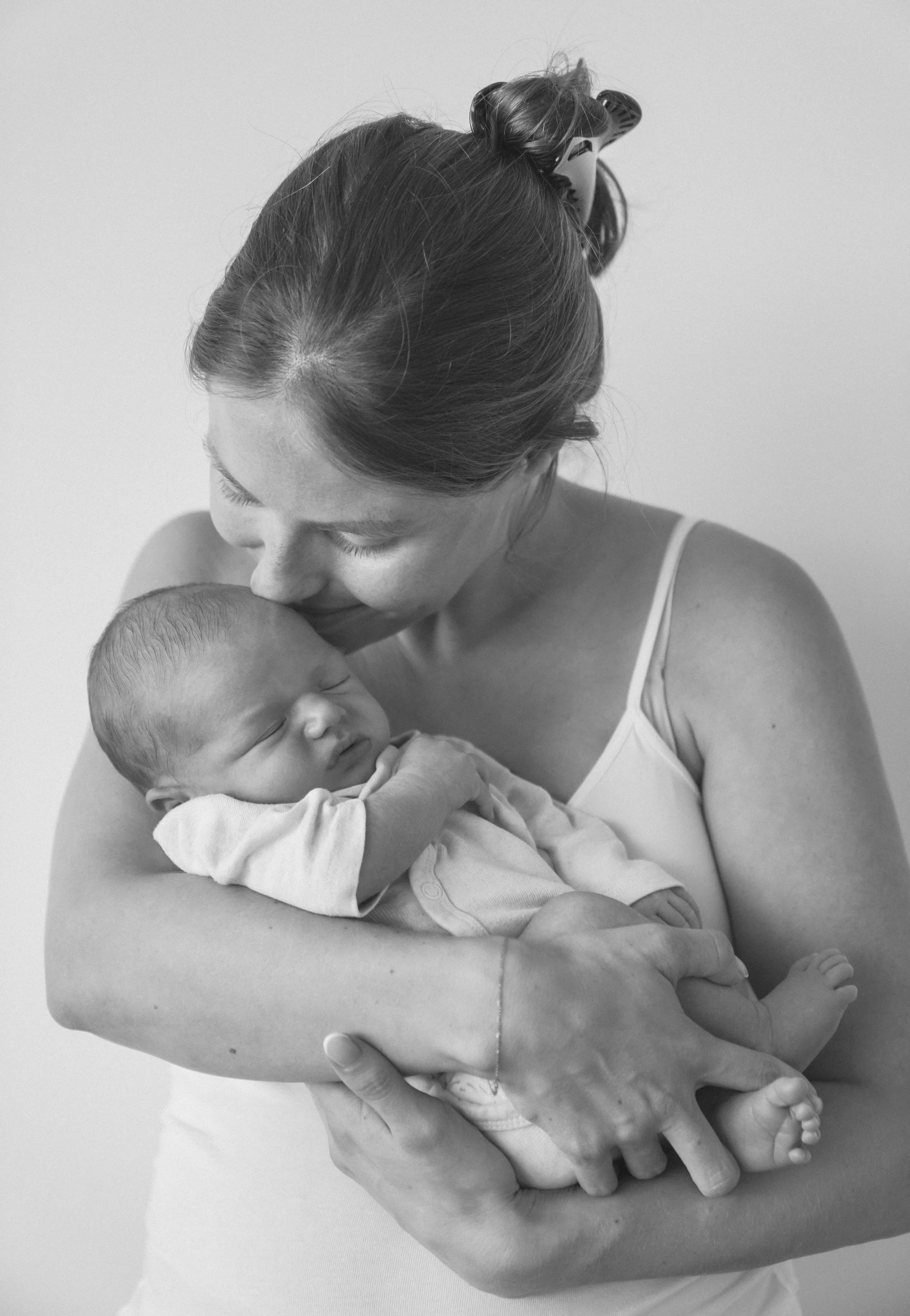 Fotoshootings eines Babys im Studio mit neutralem Hintergrund, fotografiert von Fotografin Salome Peter