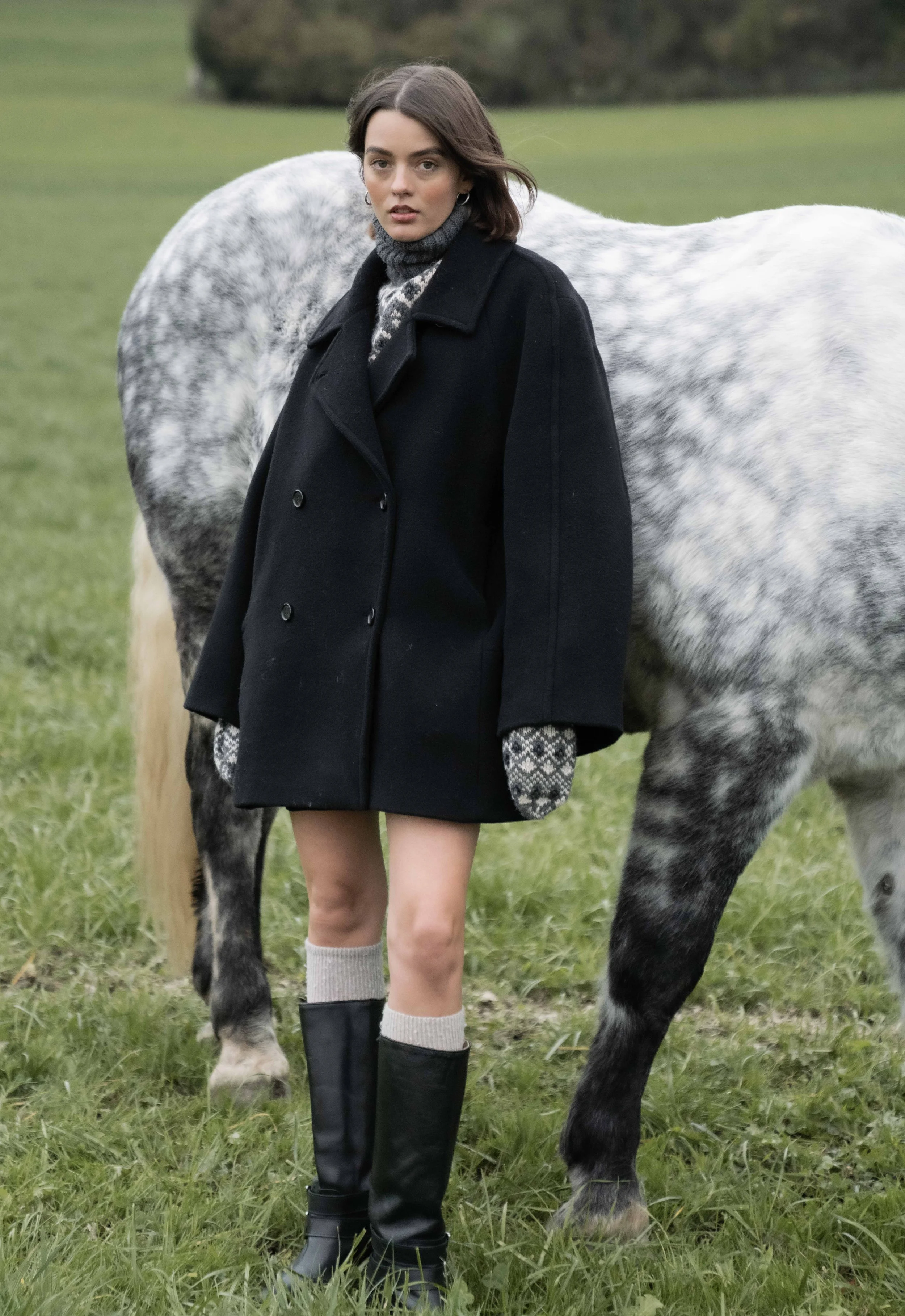 Porträt einer Frau mit Pferd in der Natur, fotografiert von Fotografin Salome Peter