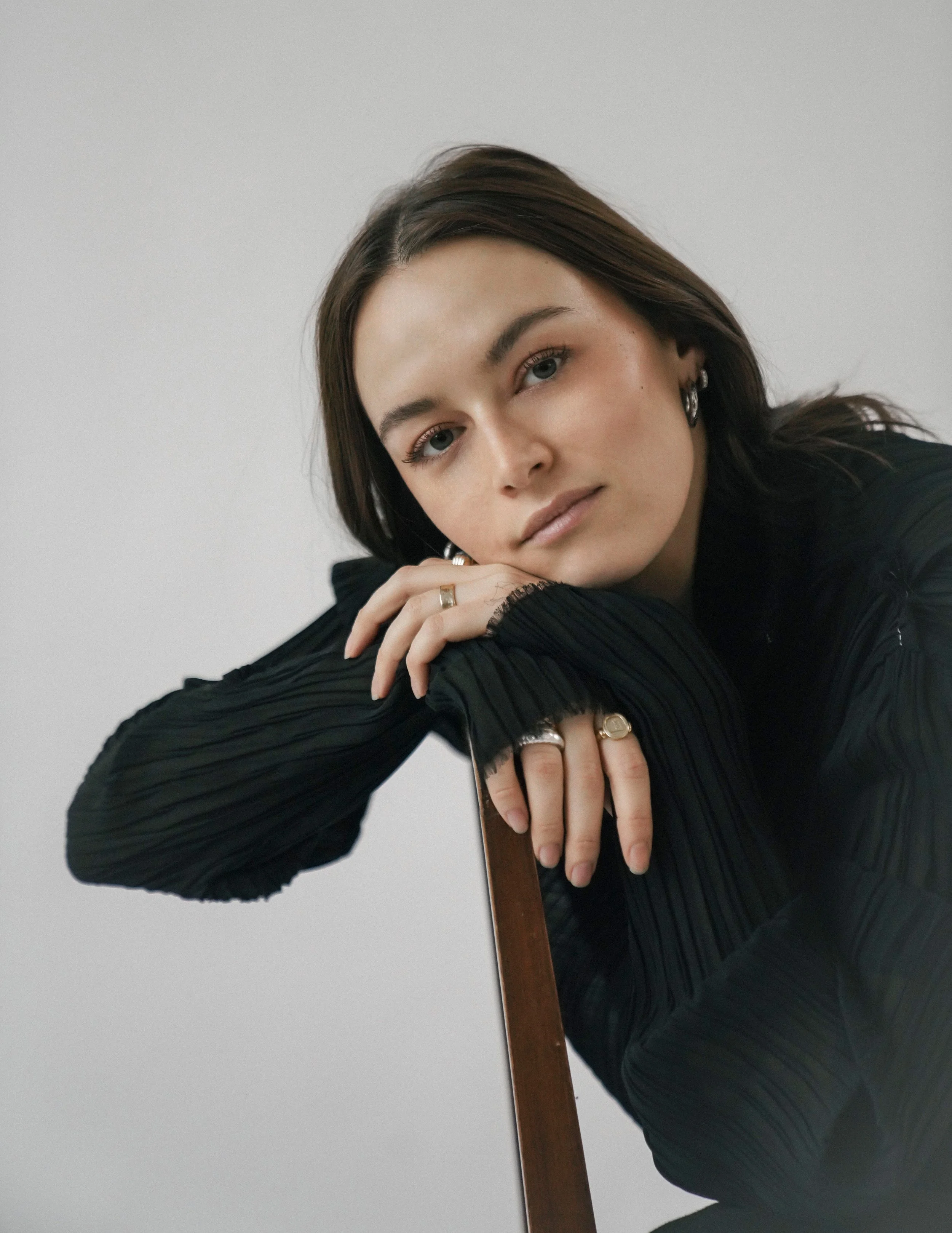 Studio-Porträt einer Frau mit neutralem Hintergrund, fotografiert von Fotografin Salome Peter in Wil