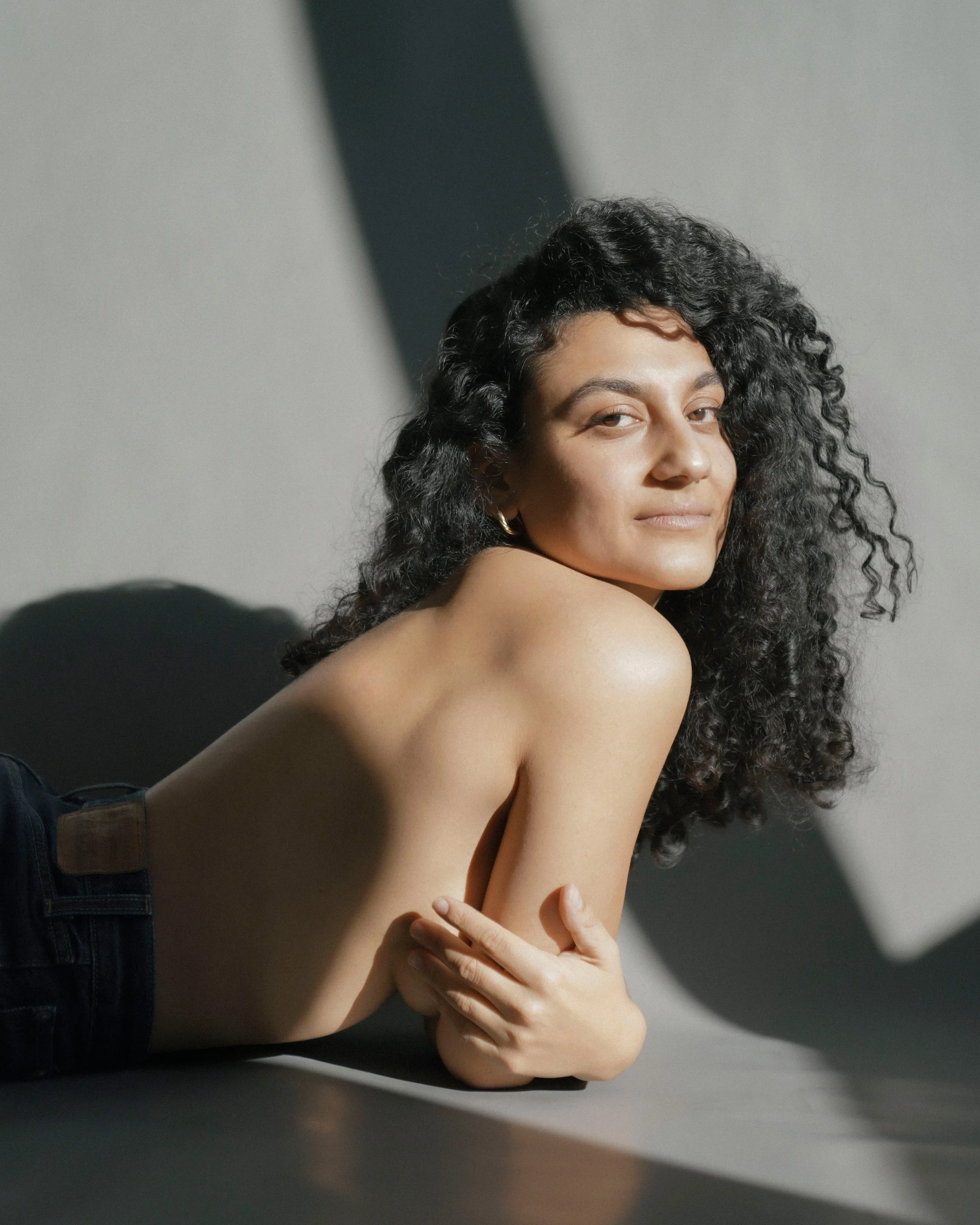 Künstlerisches Studio-Aktportrait einer Frau mit neutralem Hintergrund, fotografiert von Fotografin Salome Peter in Wil