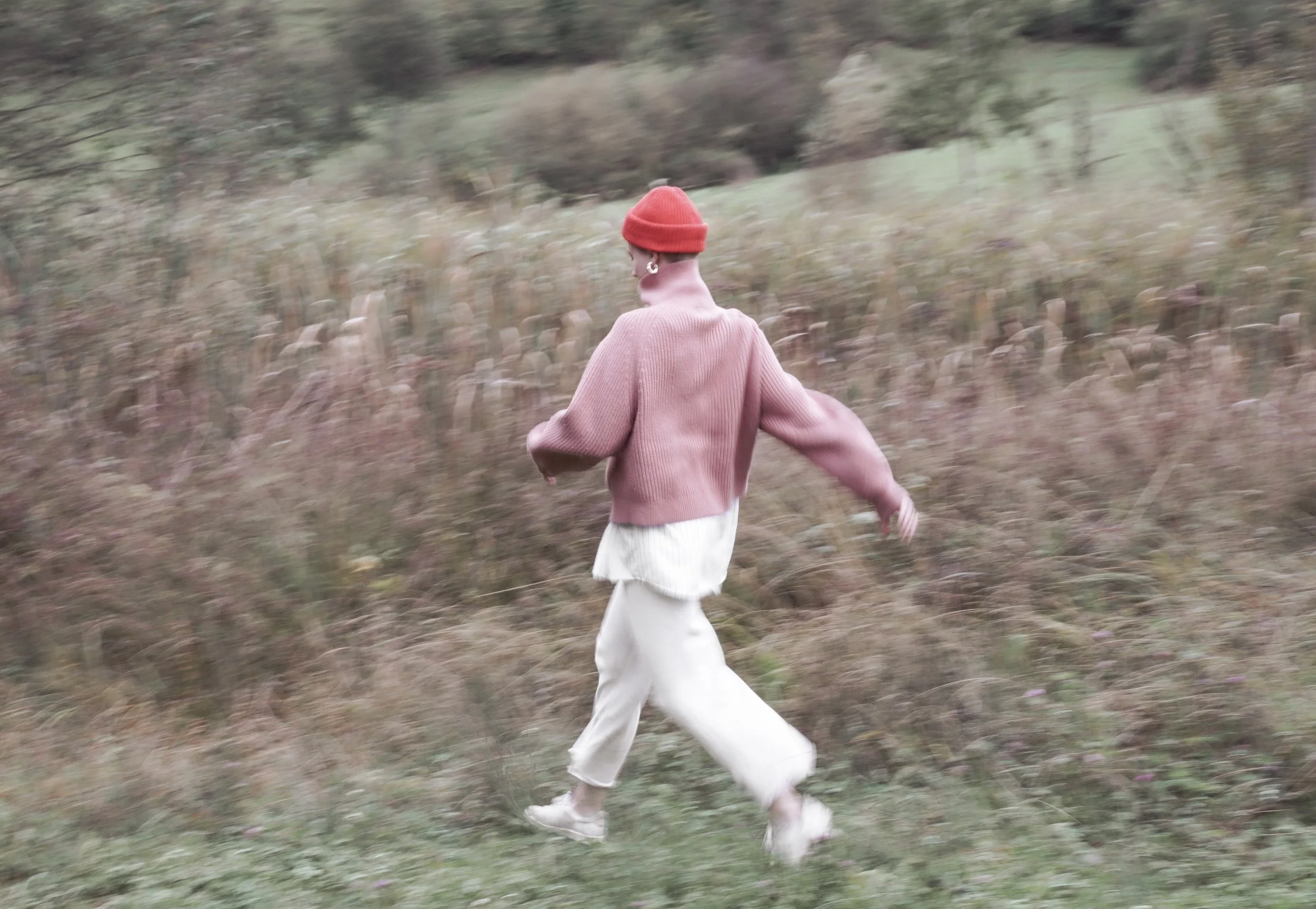 Foto von einer jungen rennenden Frau in der Natur, fotografiert von Fotografin Salome Peter
