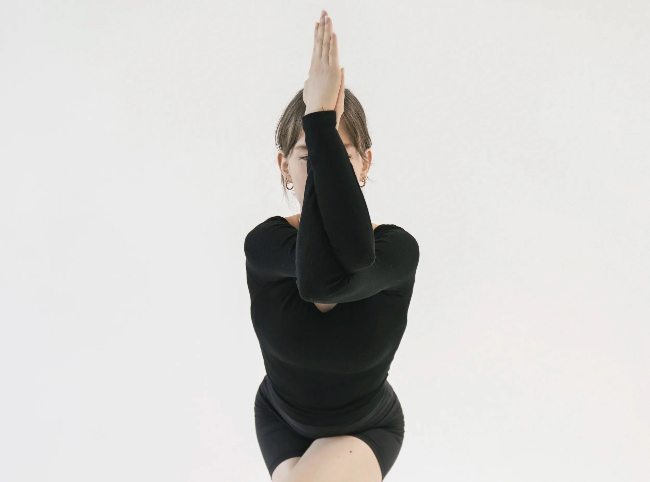 Studio-Porträt einer Frau beim Yoga, fotografiert von Fotografin Salome Peter