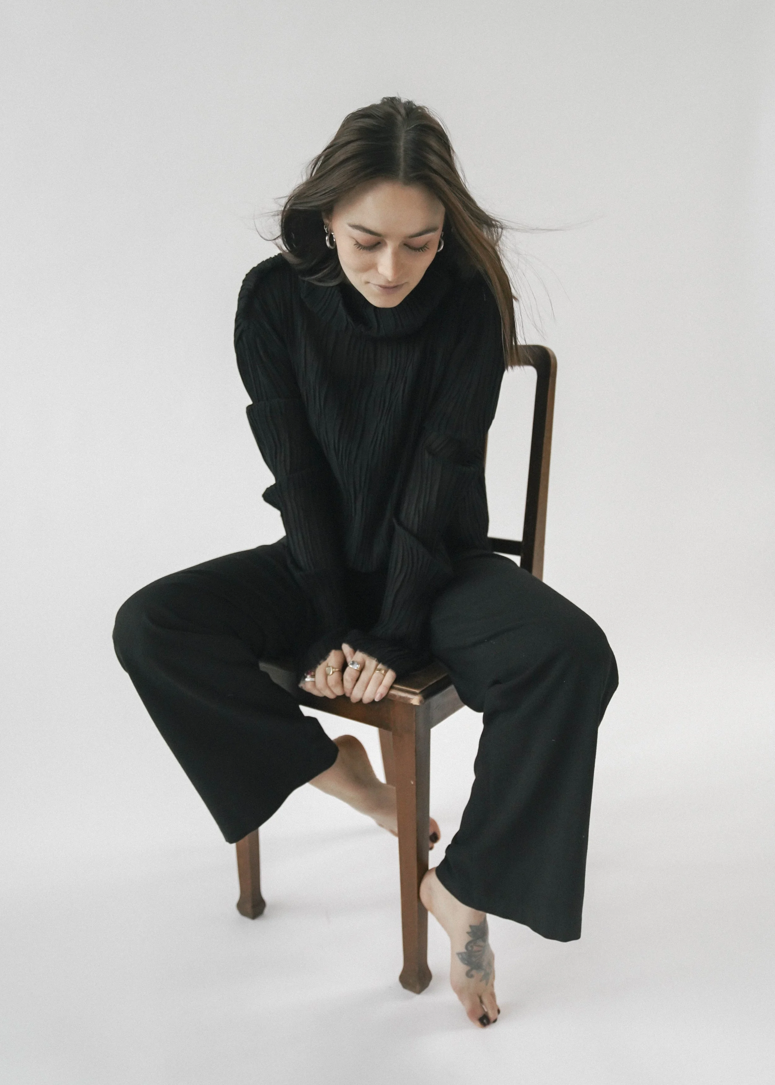 Studio-Porträt einer Frau mit neutralem Hintergrund, fotografiert von Fotografin Salome Peter in Wil