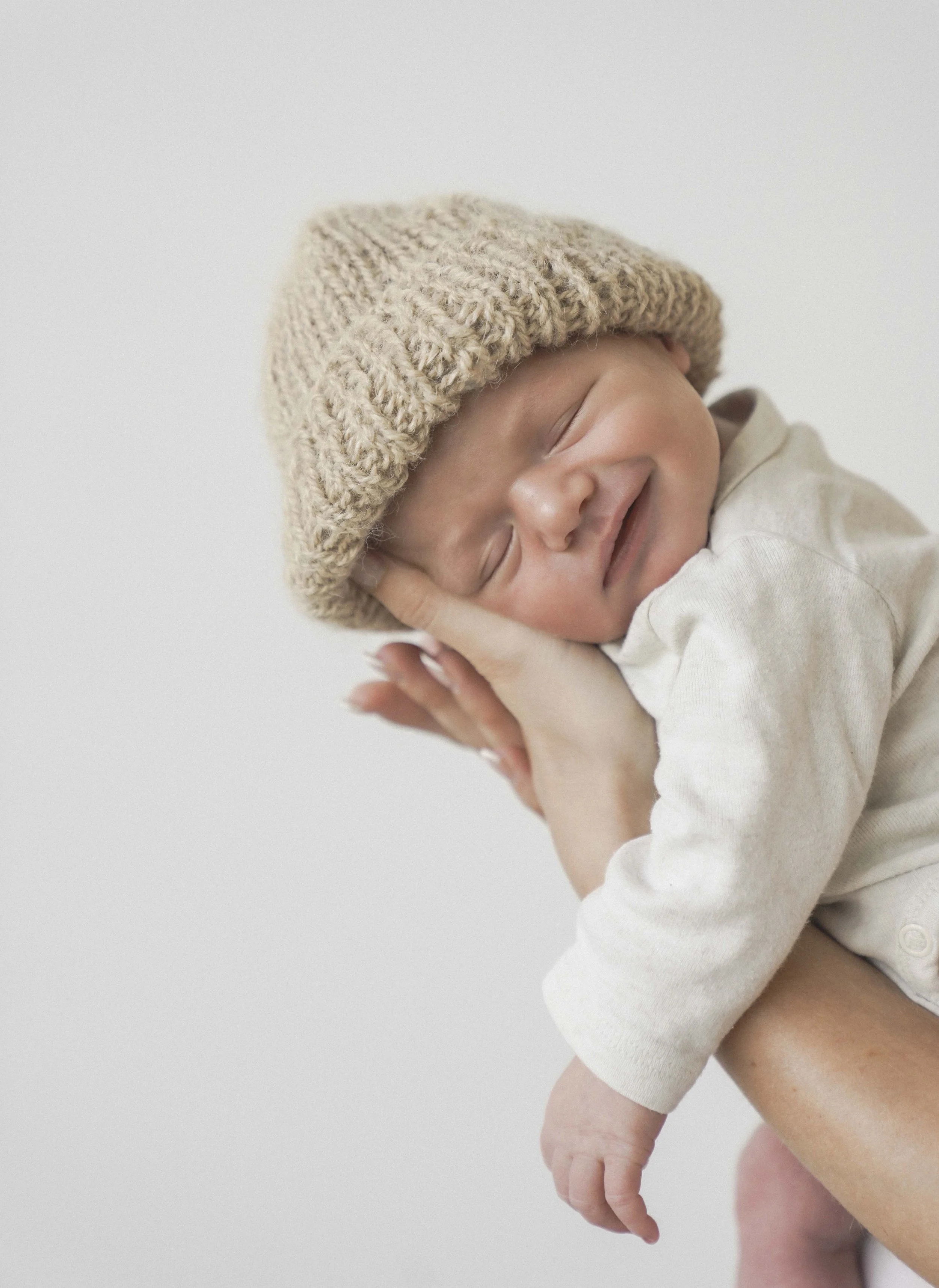 Fotoshootings eines Babys im Studio mit neutralem Hintergrund, fotografiert von Fotografin Salome Peter