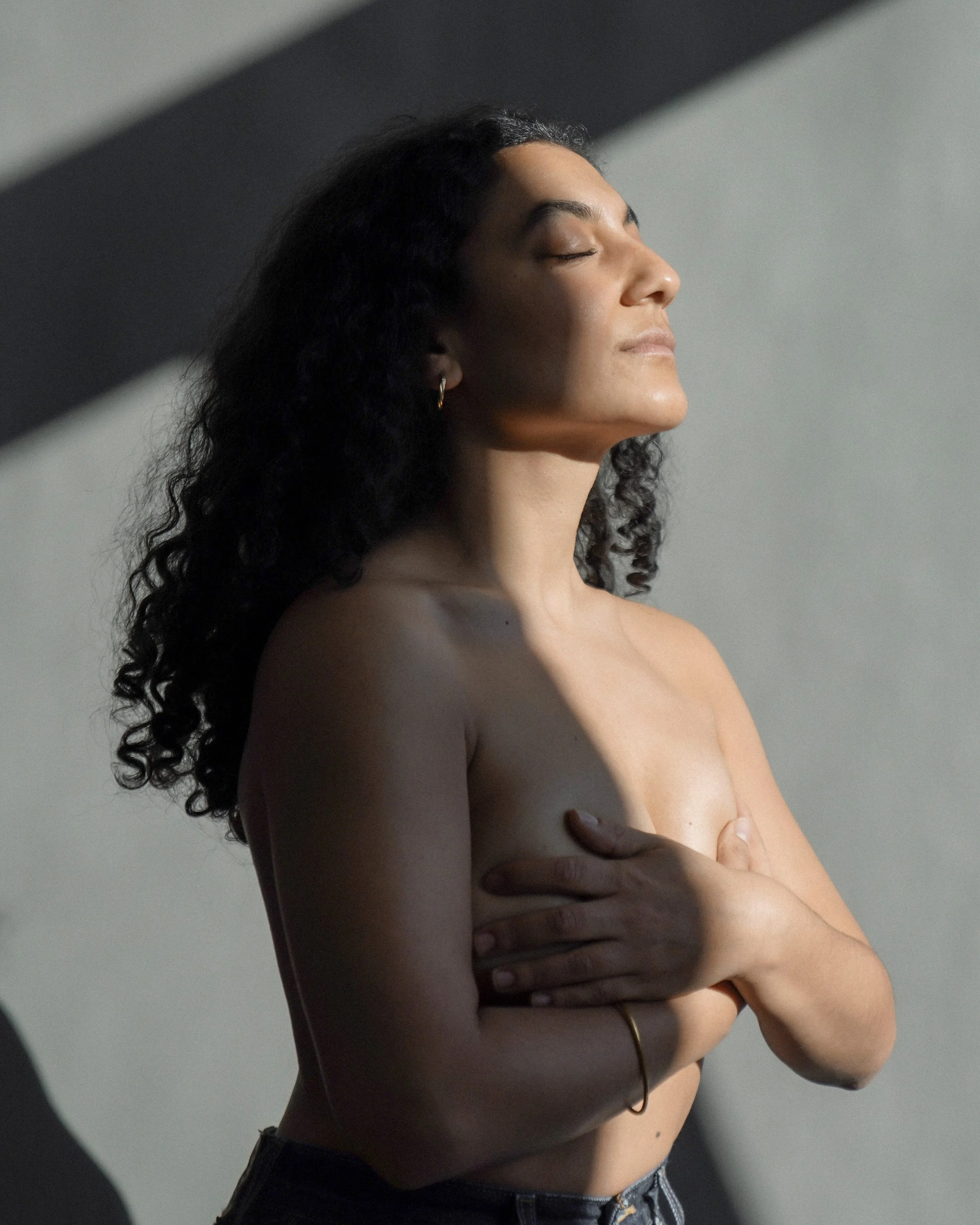 Künstlerisches Studio-Aktportrait einer Frau mit neutralem Hintergrund, fotografiert von Fotografin Salome Peter in Wil