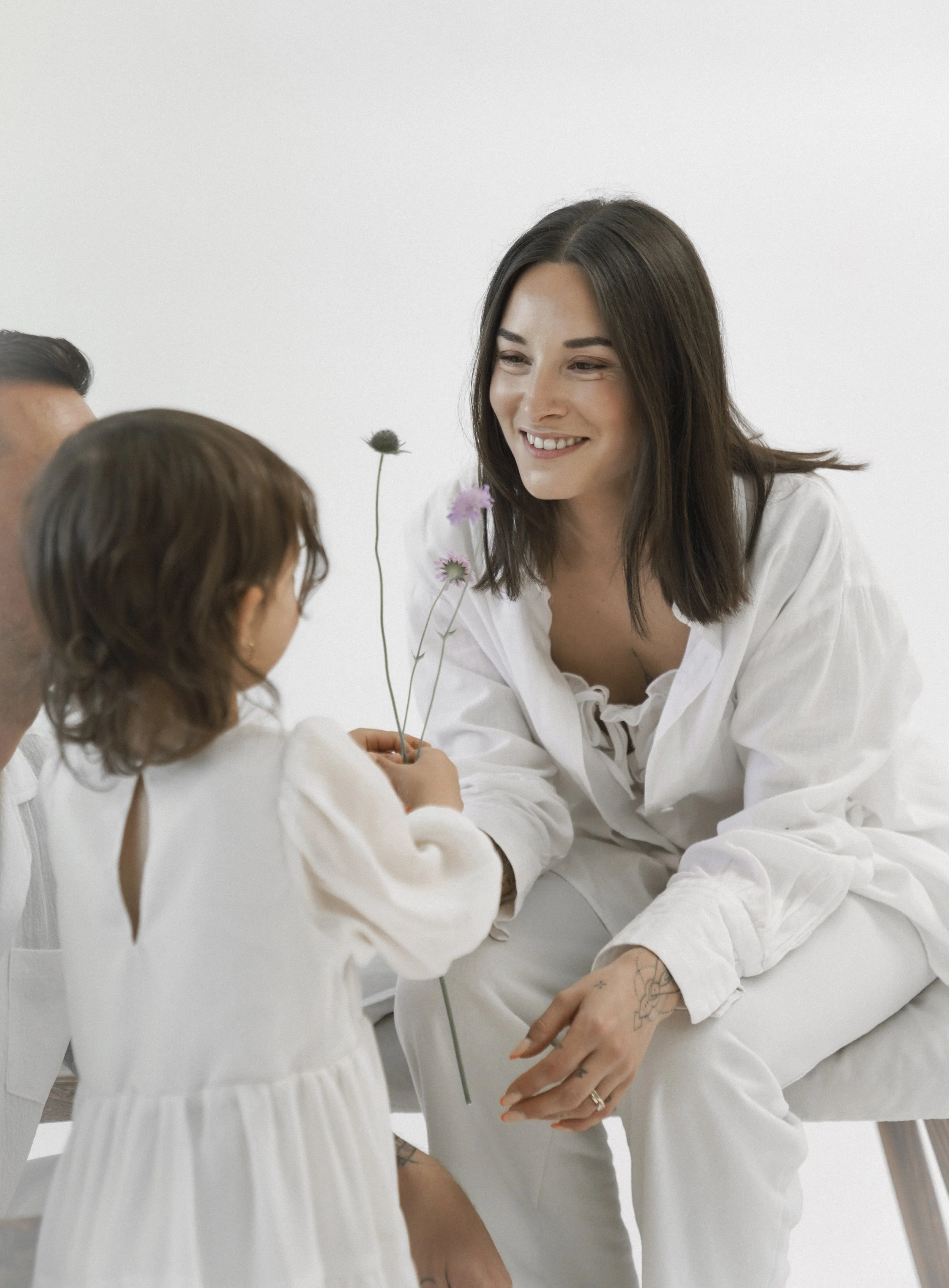 Studio-Familienportrait einer jungen Familie mit neutralem Hintergrund, fotografiert von Fotografin Salome Peter in Wil