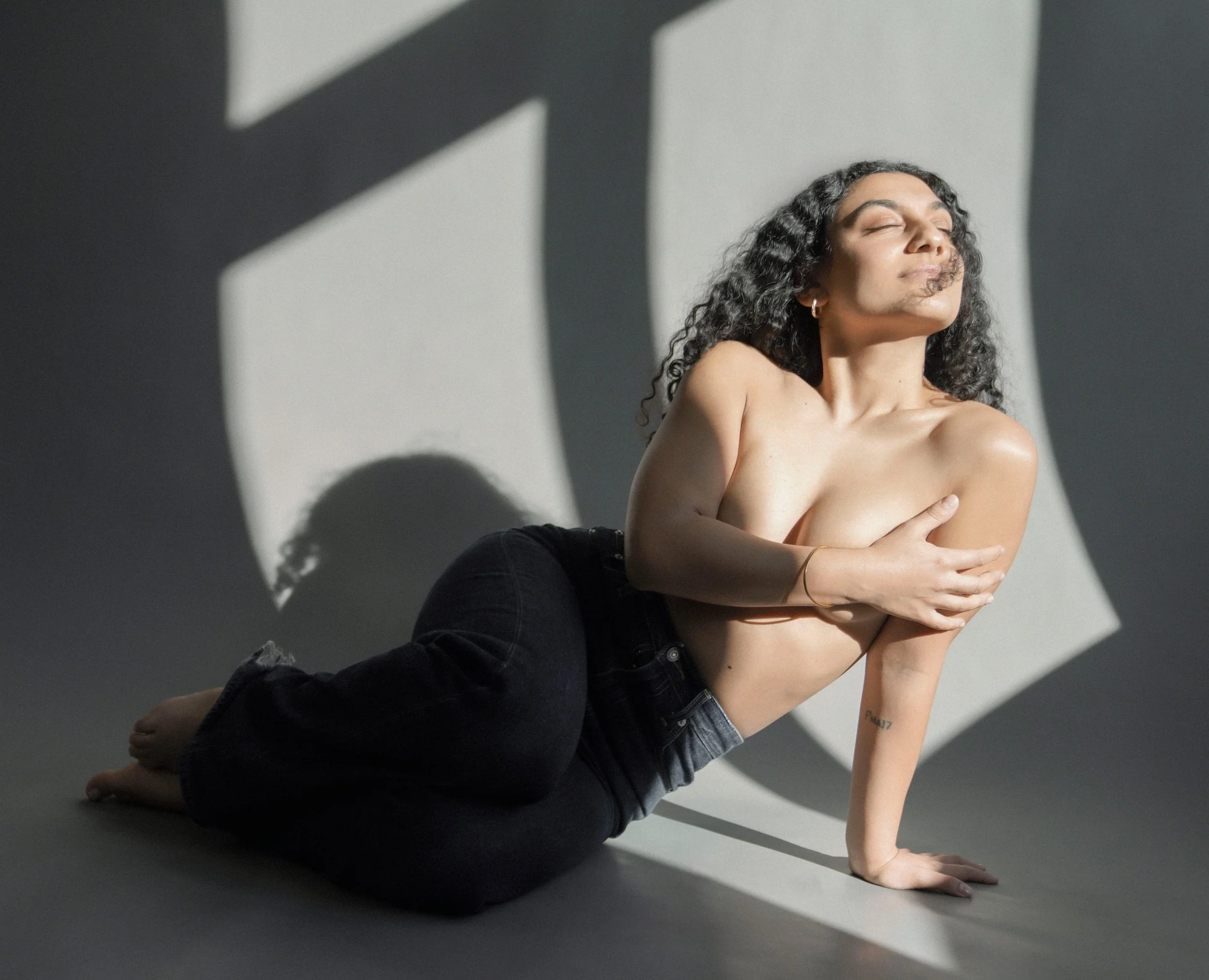 Künstlerisches Studio-Aktportrait einer Frau mit neutralem Hintergrund, fotografiert von Fotografin Salome Peter in Wil