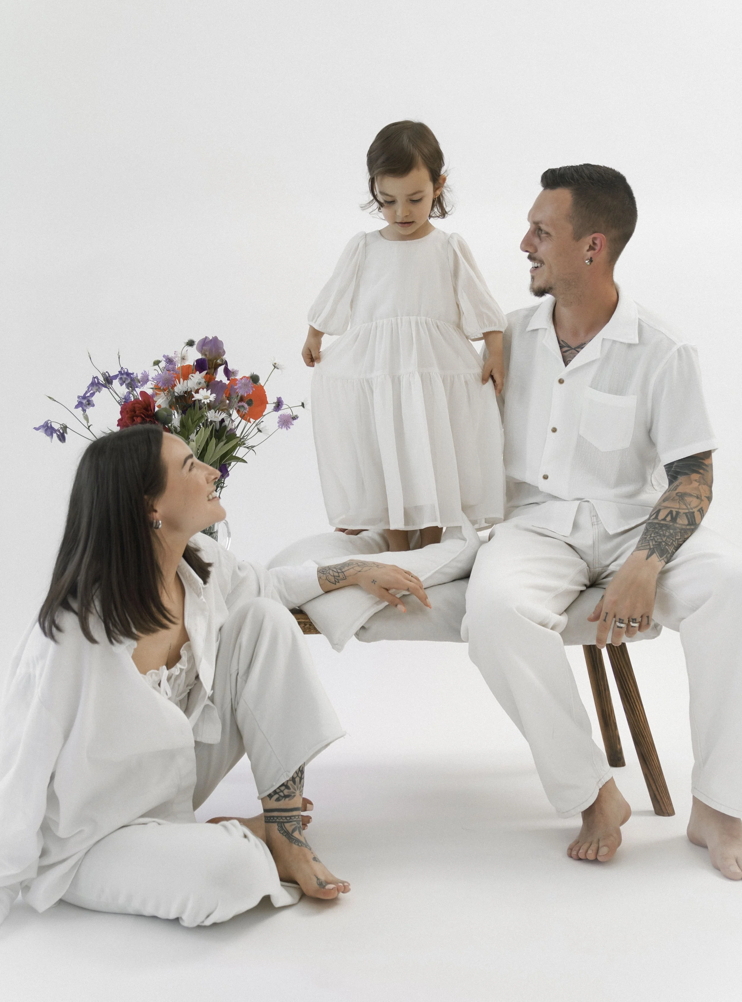 Studio-Familienportrait einer jungen Familie mit neutralem Hintergrund, fotografiert von Fotografin Salome Peter in Wil