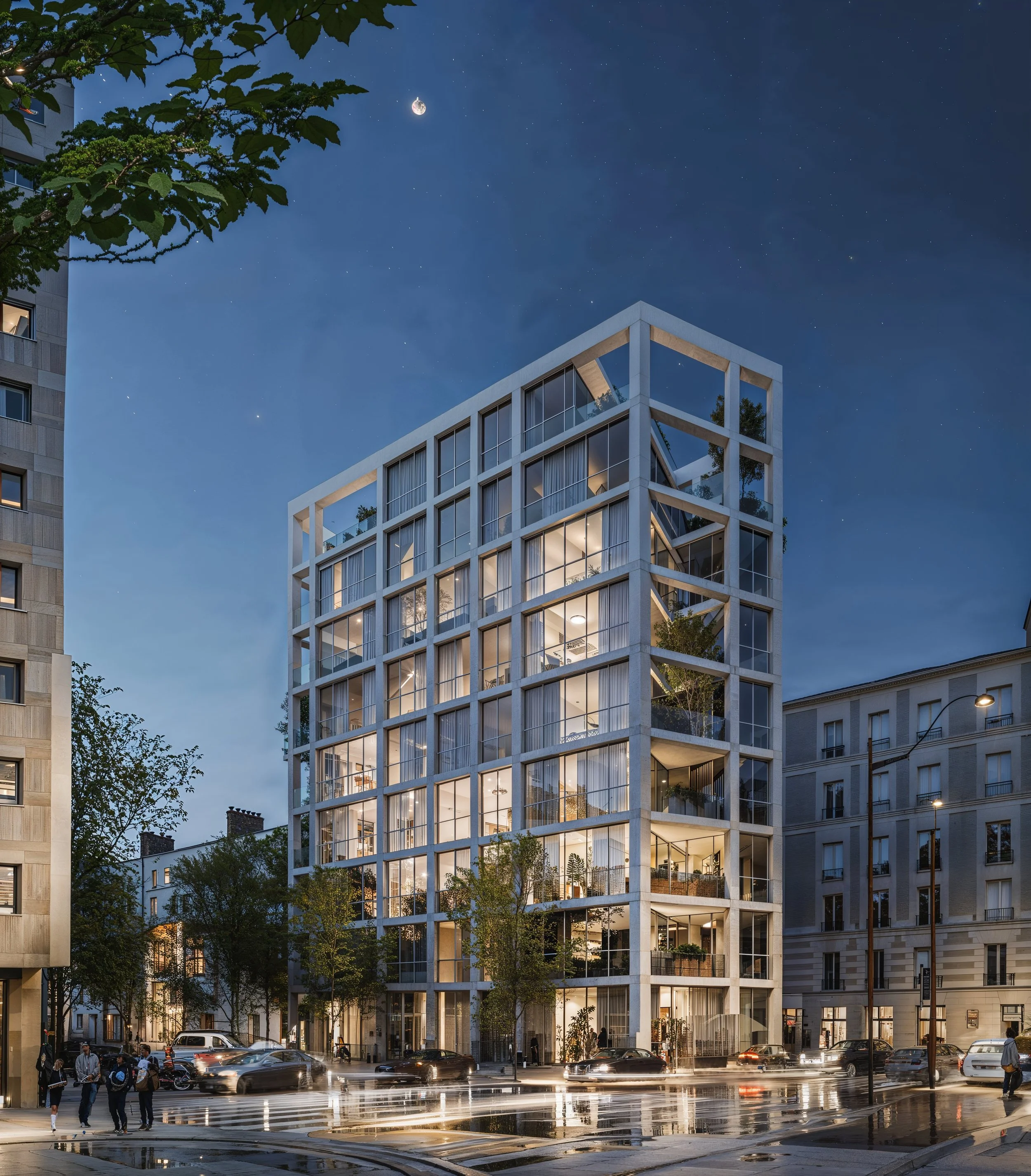 Un bâtiment moderne avec une façade en verre et des balcons, situé dans un environnement urbain éclairé la nuit, avec des voitures et des piétons sur la rue.