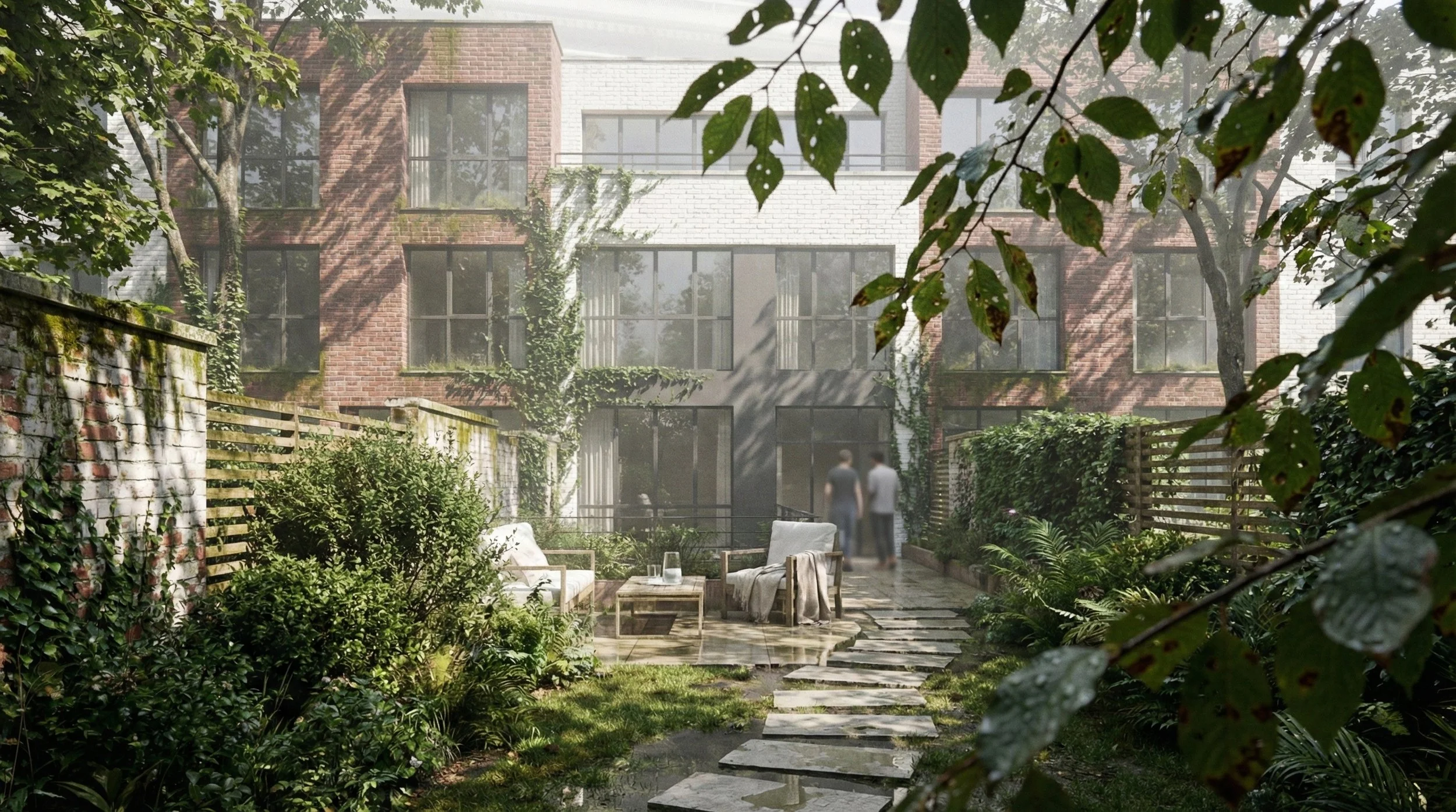 Jardin urbain avec mobilier extérieur, plantes verdoyantes, bâtiment moderne en arrière-plan, deux personnes marchant sur le chemin pavé