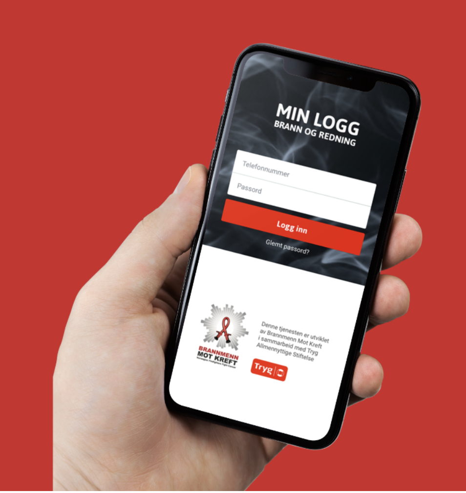 En hånd holder en smarttelefon som viser en app for brann- og redningstjeneste, medfeltene for telefonnummer og passord og en rød 'Logg inn'-knapp.