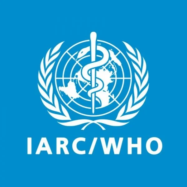 Verdens helseorganisasjonens logo med en slange og en kikkert, og teksten 'IARC/WHO'.