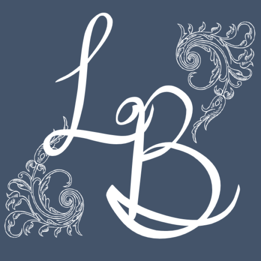 Logo du gîte La Bourdette avec des initiales stylisées 'L' et 'B' en blanc sur fond bleu foncé, ornées de motifs floraux élégants.