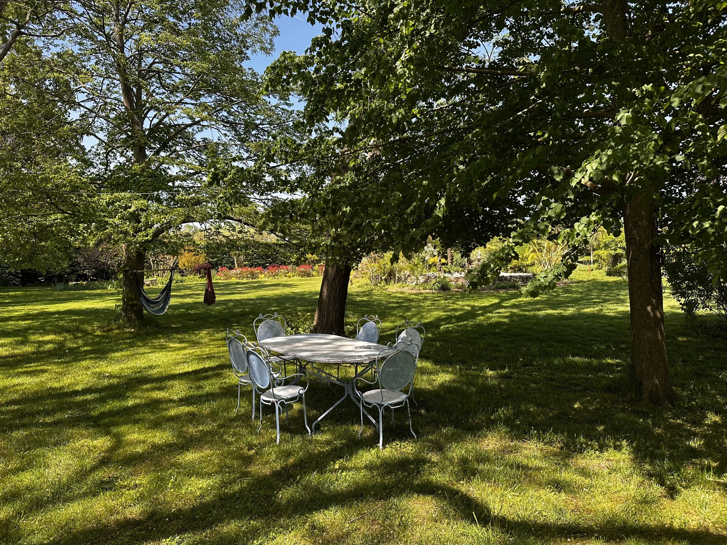 Espaces de détente au milieu du parc fleuri