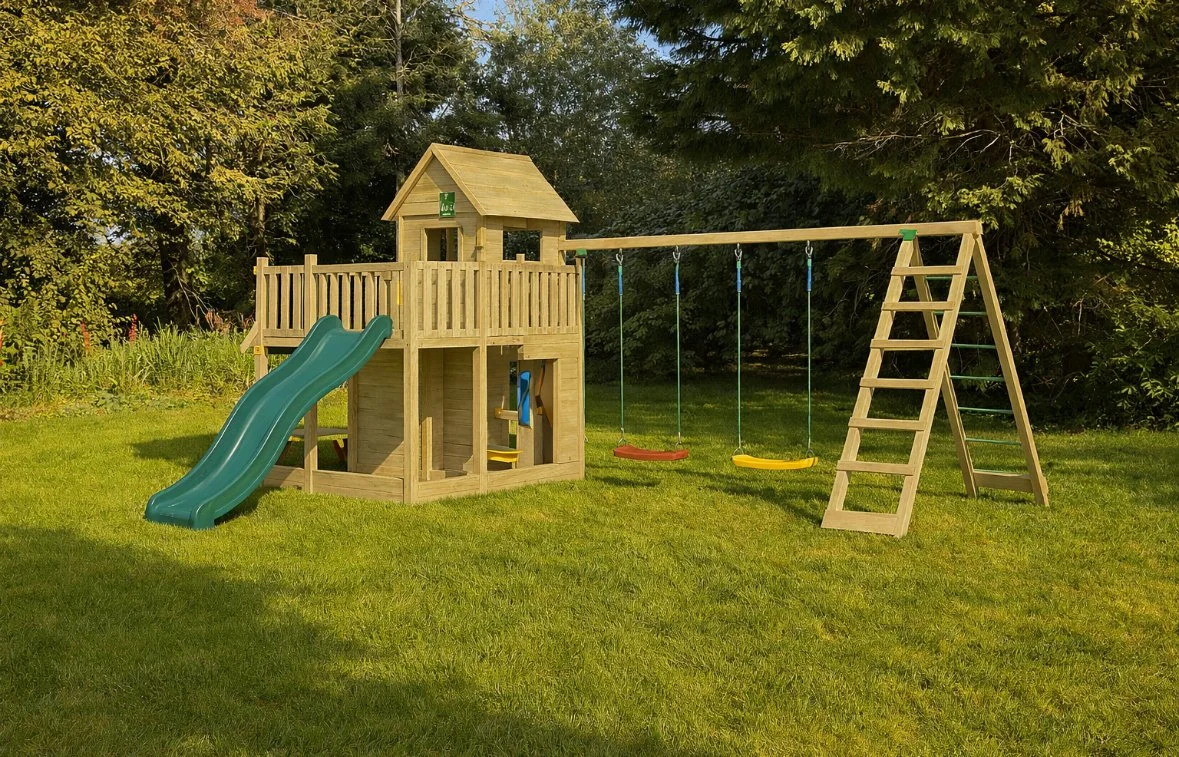 Une aire de jeux pour enfants avec deux balançoires, un toboggan et une cabane