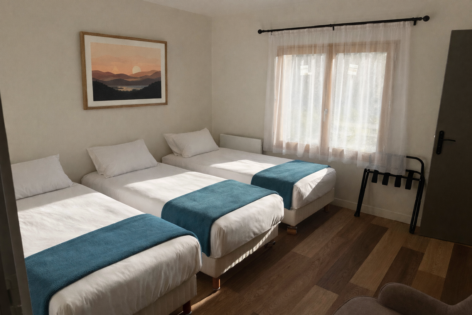 Chambre avec trois lits simples, lampes, tableau représentant un coucher de soleil sur des montagnes, fenêtre avec rideaux translucides laissant passer la lumière, porte métallique, chariot de service