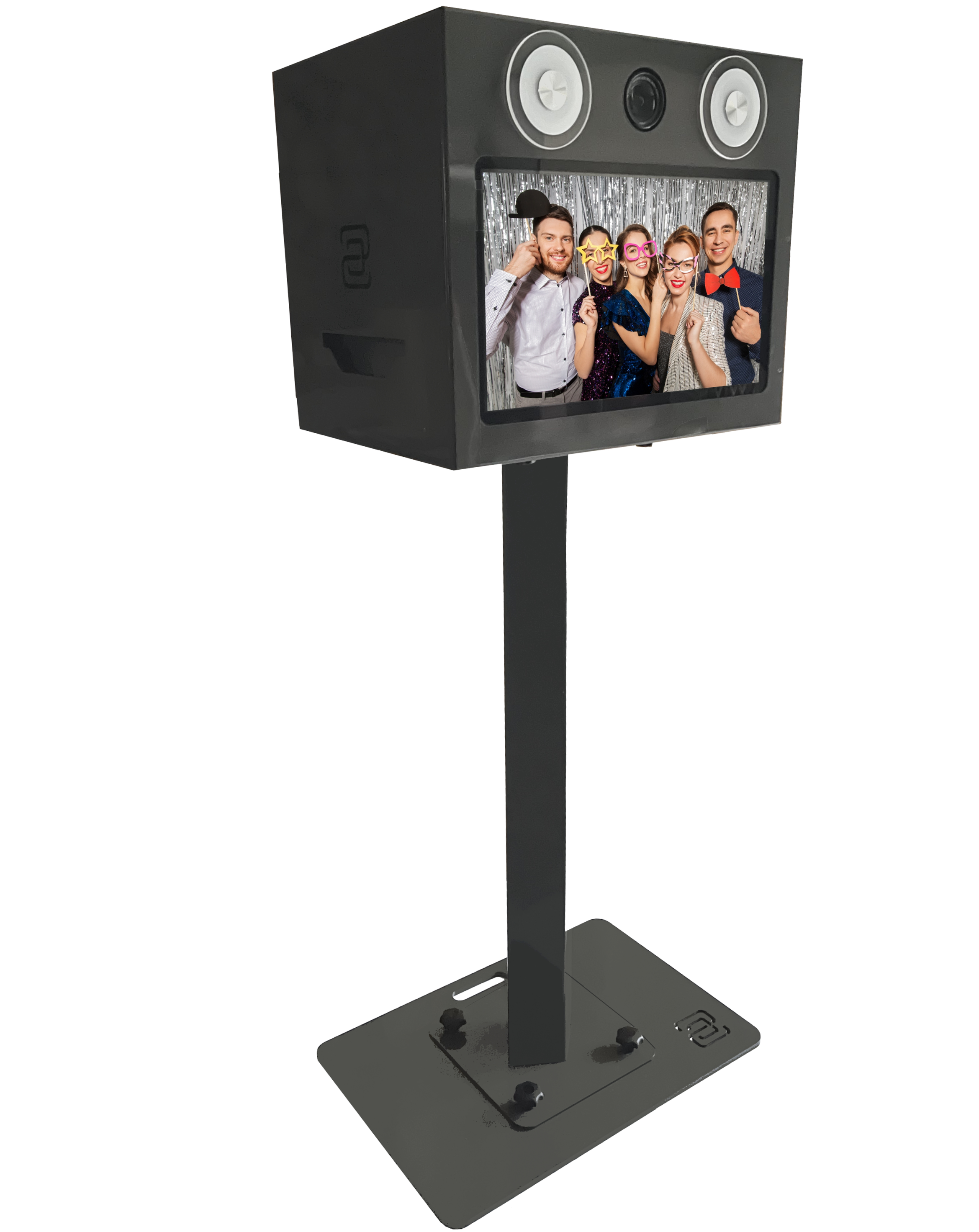 Une cabine photo avec un groupe de cinq personnes vêtues de façon élégante, portant des accessoires amusants comme des lunettes et des chapeaux, en train de prendre une photo lors d'une fête ou d'un événement.