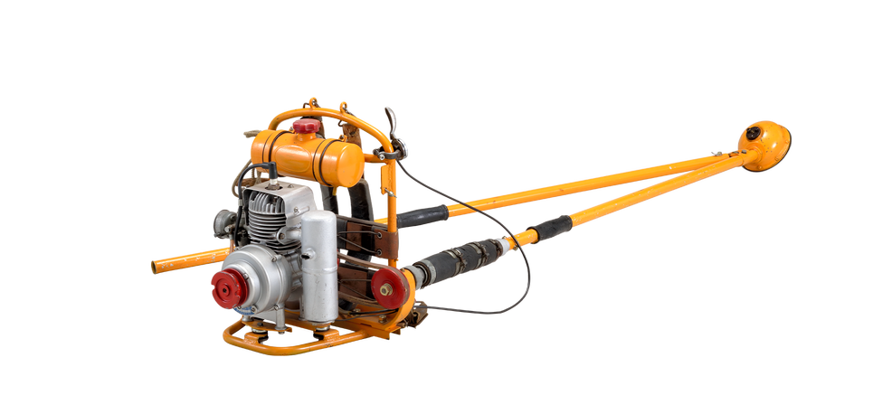 Zgodovinski model motornega trimerja ECHO z dolgim rezalnim drogom in nahrbtnim motorjem, ki ponazarja prve korake blagovne znamke ECHO pri razvoju opreme za košnjo in obrezovanje.