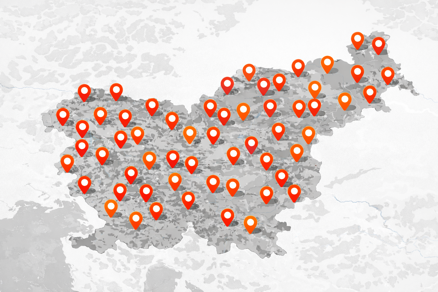 Zemljevid Slovenije z označenimi lokacijami ECHO trgovin in servisnih centrov, prikazan kot siv zemljevid države z mnogimi oranžnimi označevalniki, enakomerno razporejenimi po celotnem ozemlju.