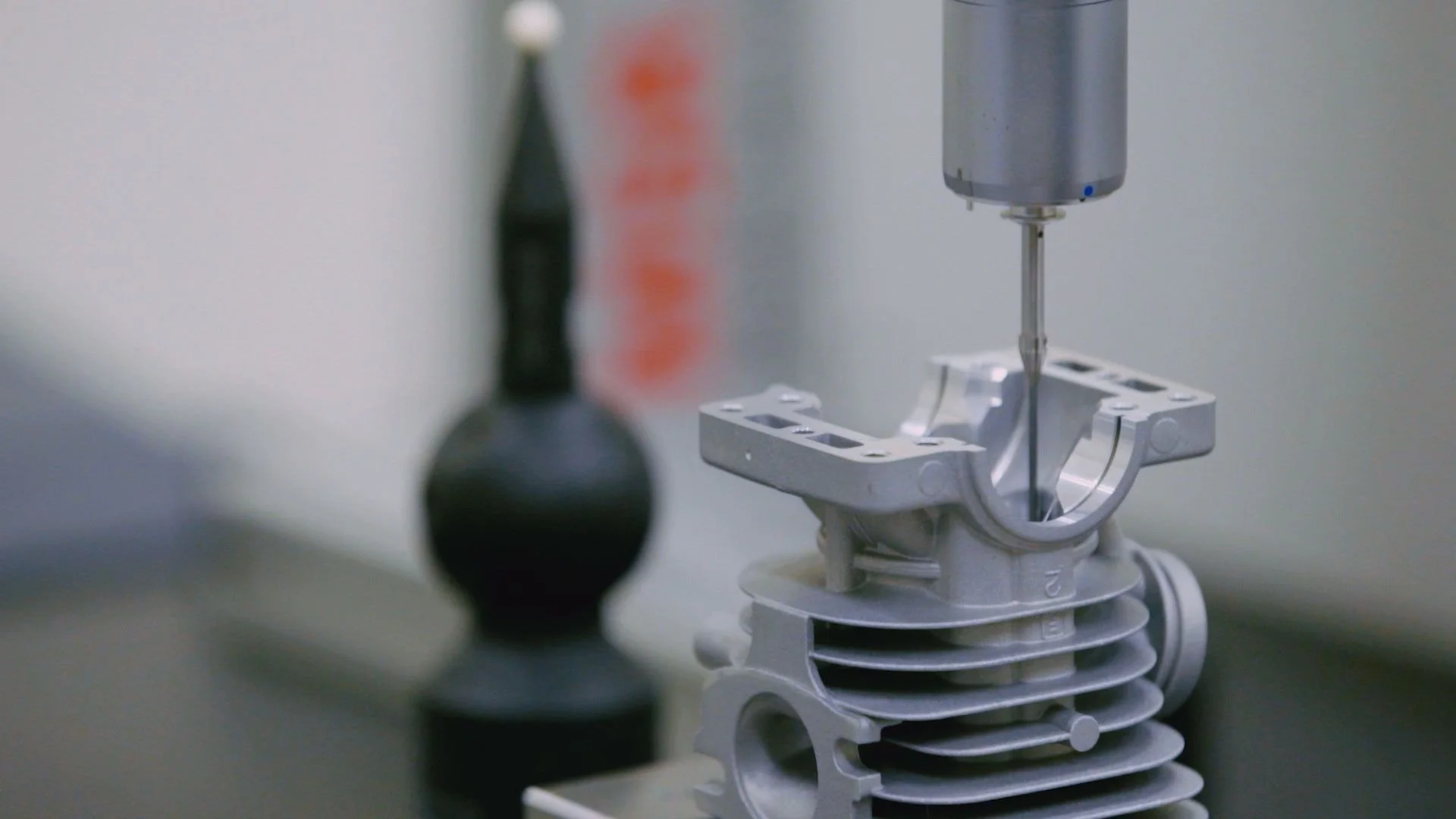 Strojna obdelava aluminijastega motornega dela z natančnim rezkalnim orodjem v proizvodnem procesu ECHO, ki poudarja visoke standarde natančnosti in kakovosti izdelave.