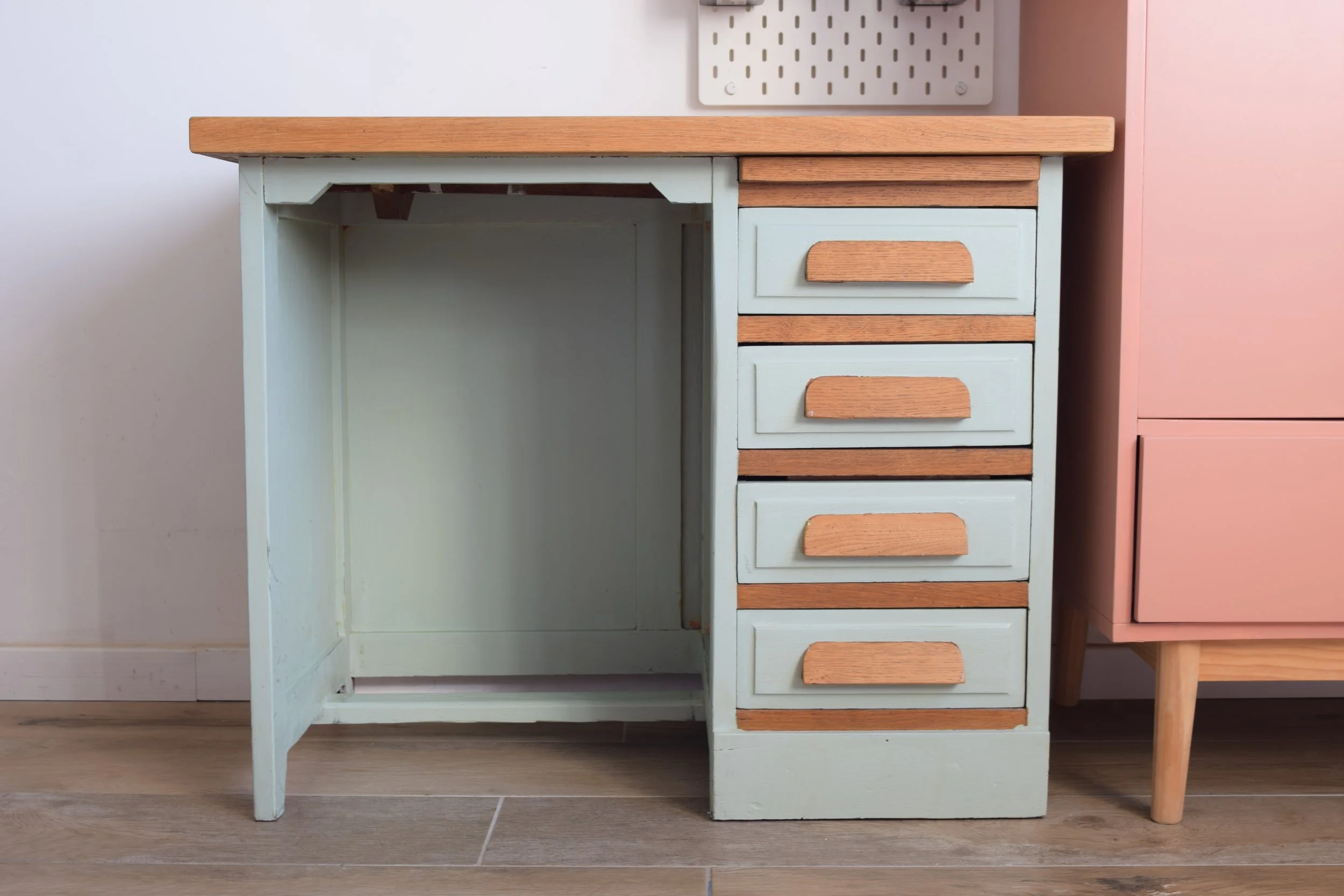 Décoration éco-responsable d'une chambre d'enfant avec un bureau chiné et rénové, à Velaux