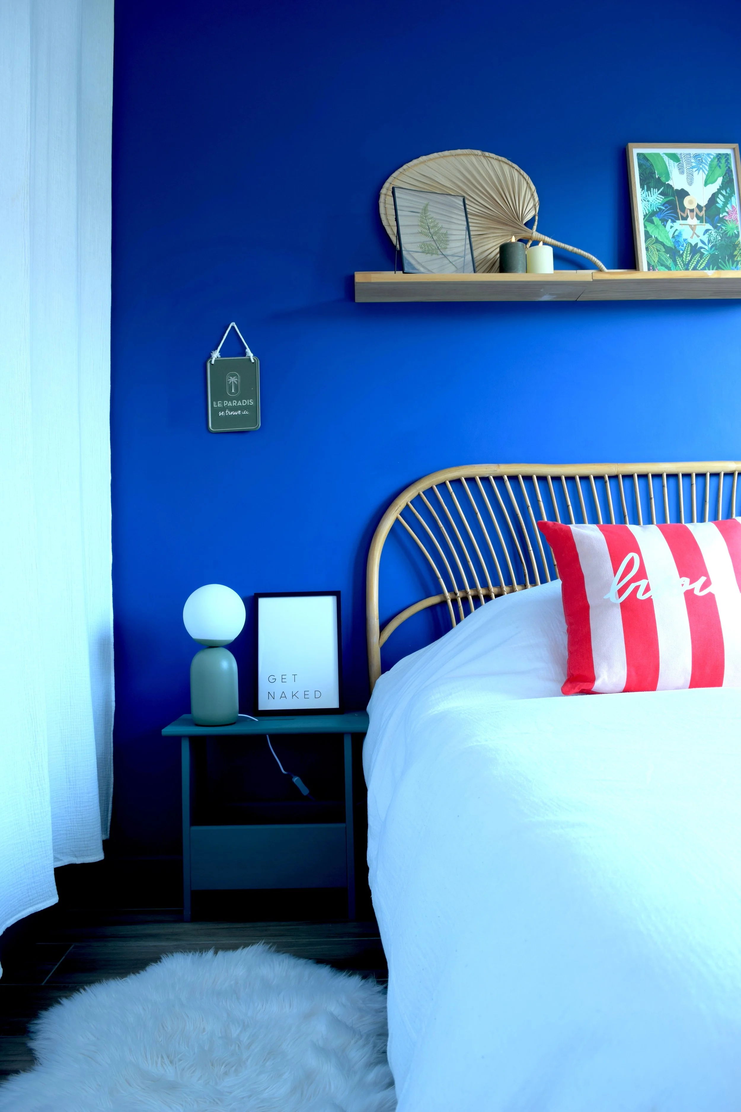 Décoration chambre bleu, tête de lit rotin chinée, table de chevet rénovée