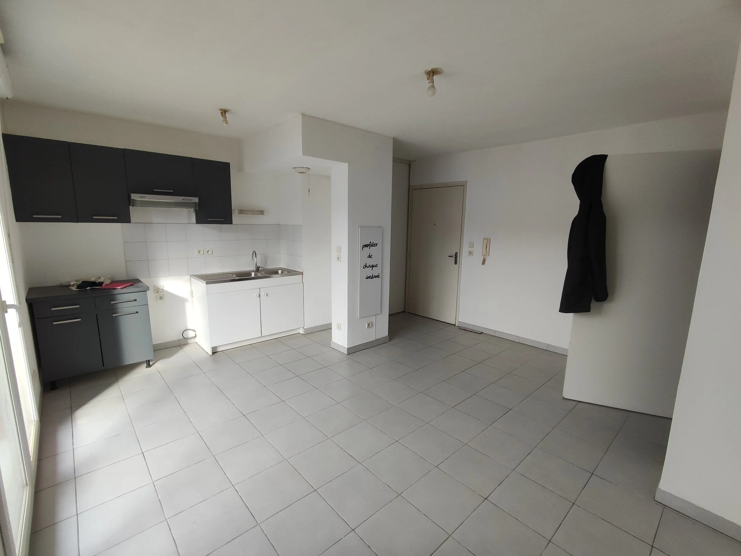 Avant : Appartement froid à redécorer pour une location meublée longue durée