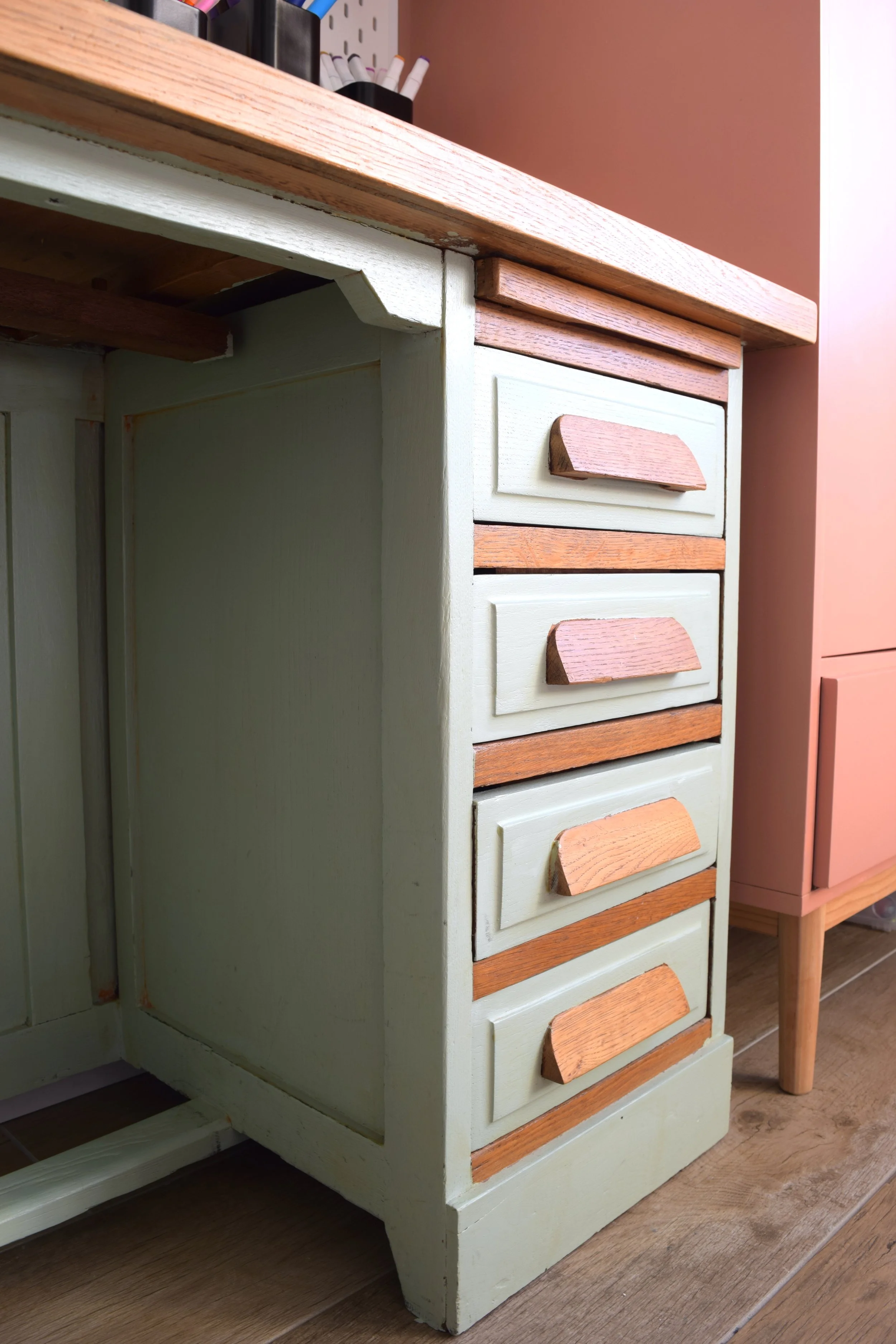 bureau en bois rénové couleur bois et vert clair