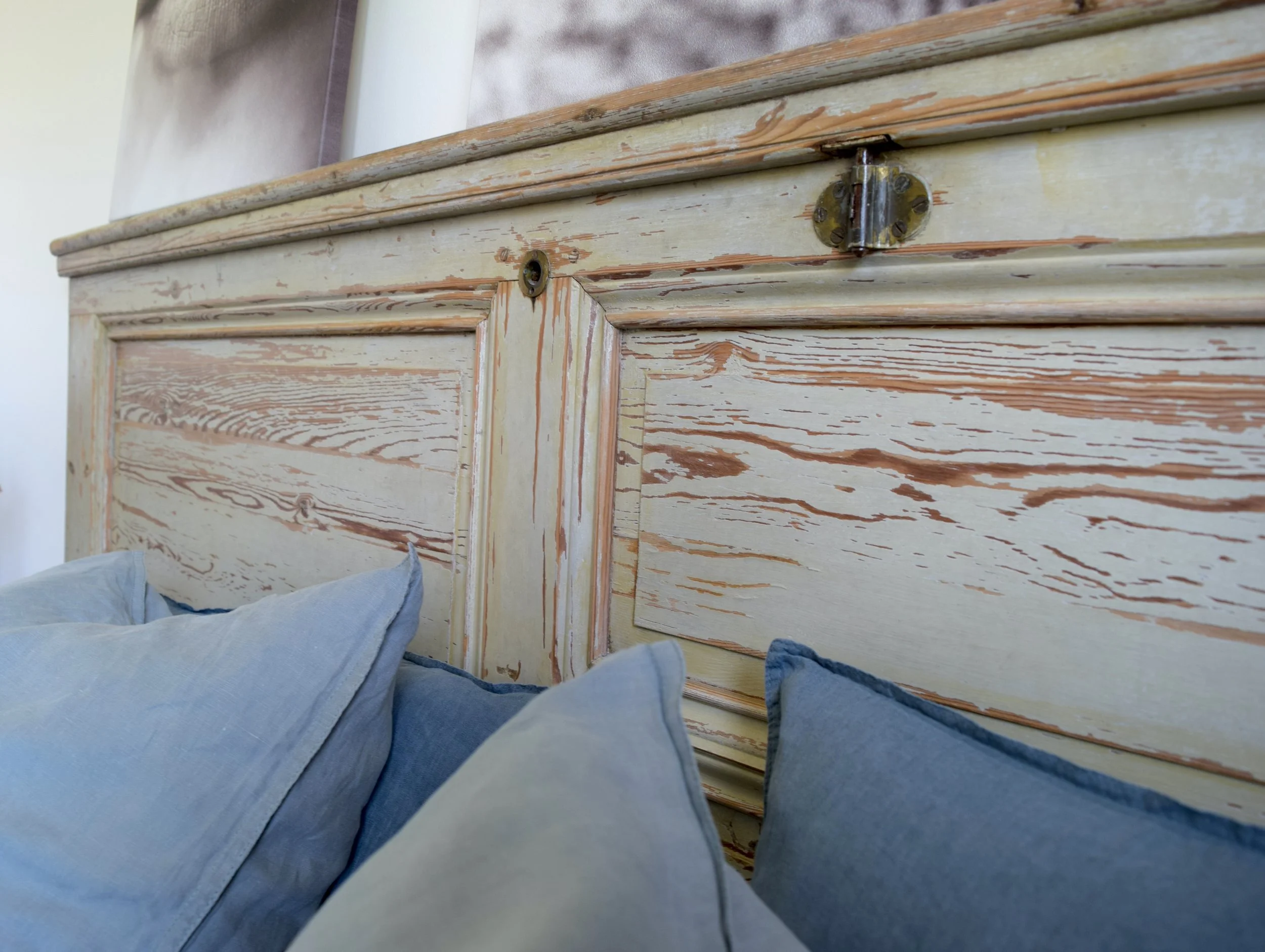 Ancienne porte chinée et transformée en tête de lit