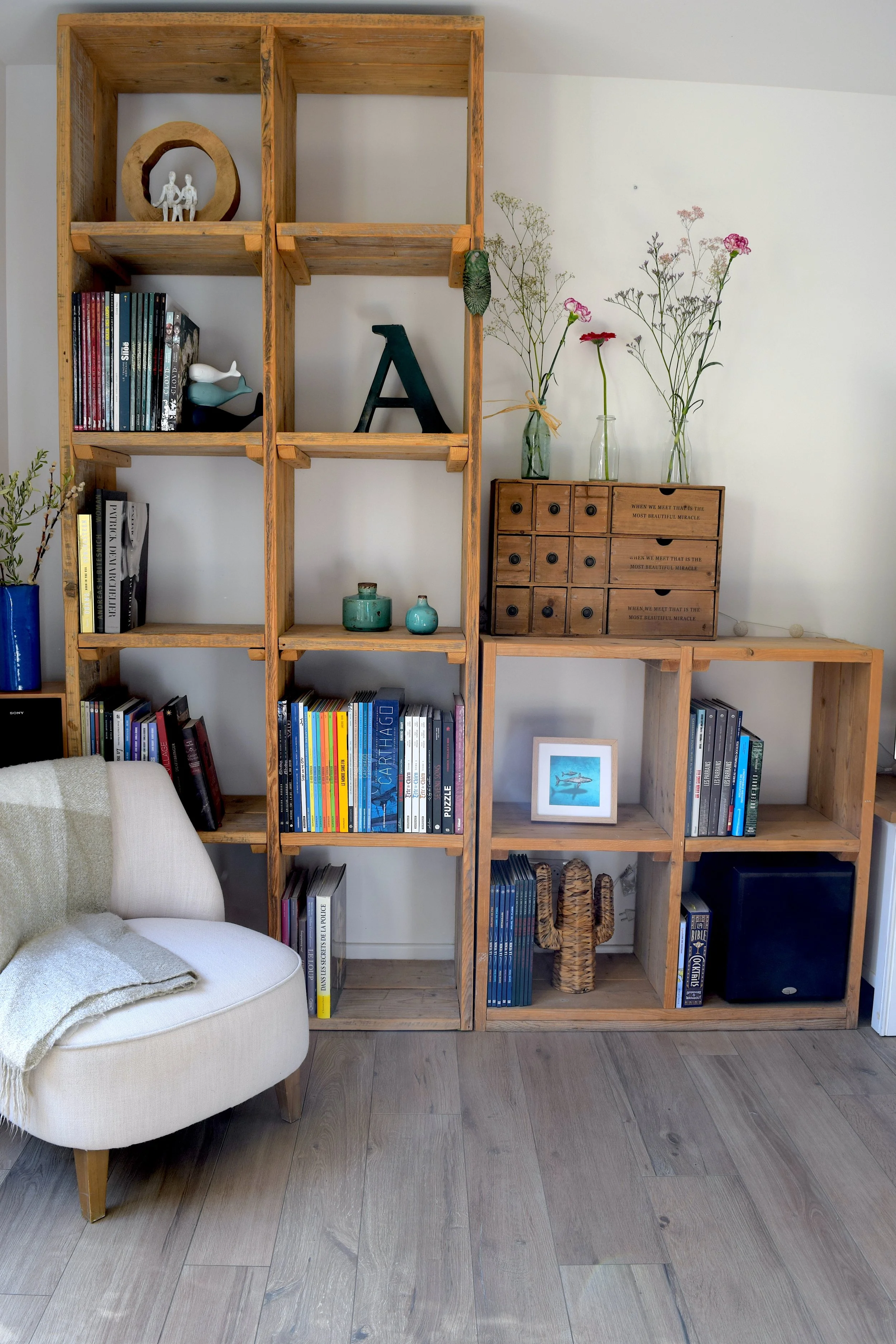 bibliothèque en bois chinée avec casiers
