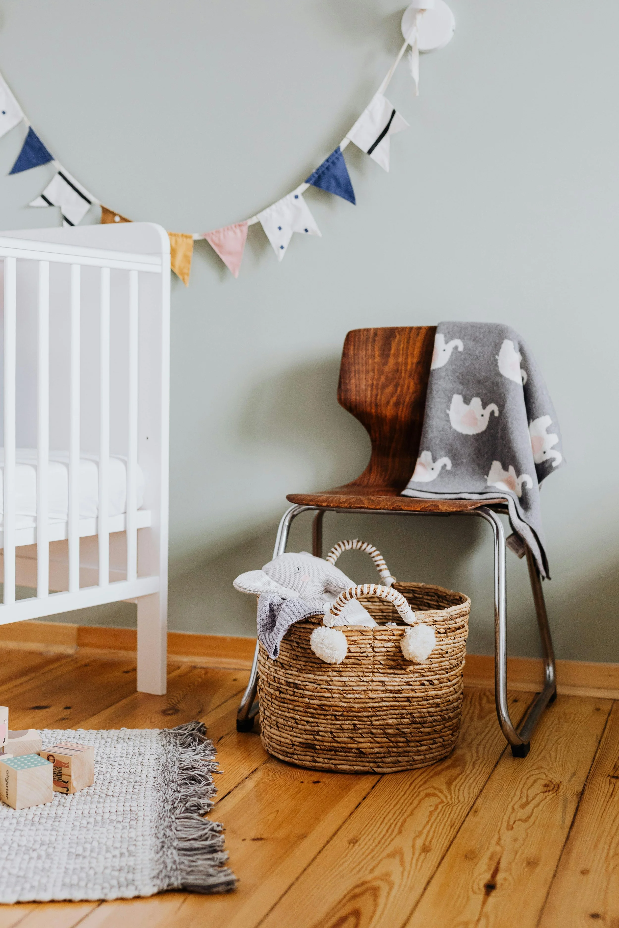 chase vintage dans chambre bébé couverture éléphant panier avec peluche éléphant mur vert pastel peinture écologique