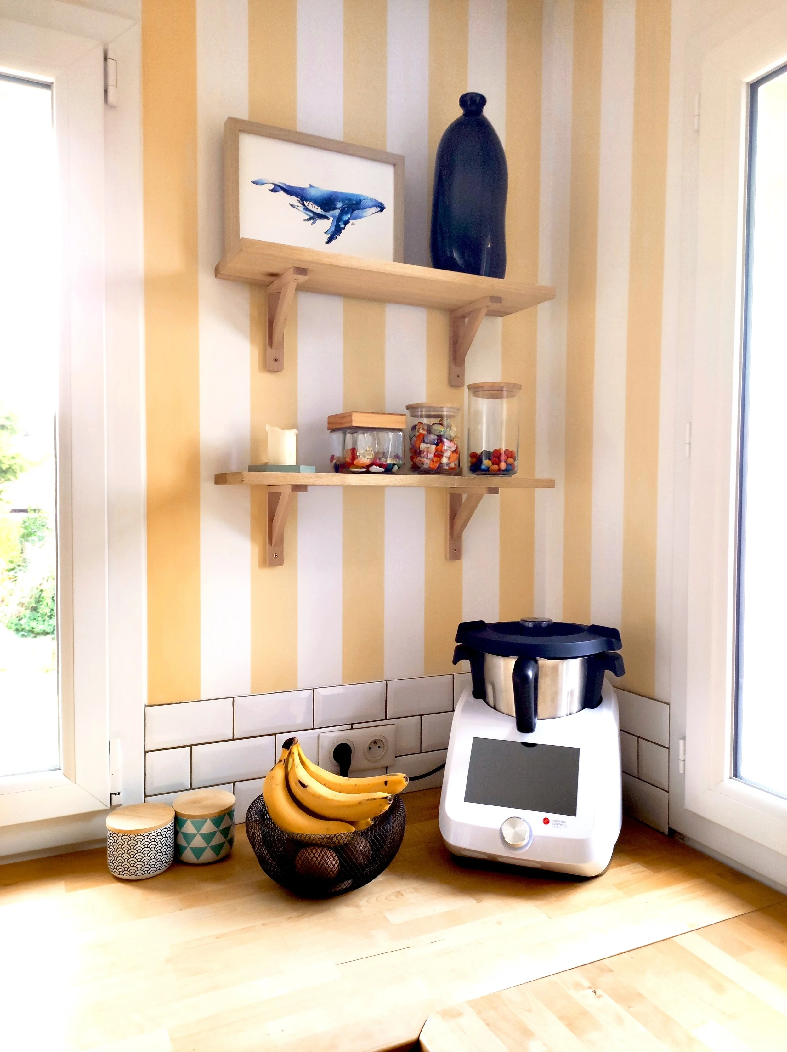 Aménagement cuisine éco-responsable, étagères bois, bocaux de conservation, papier peint écologique, à Velaux