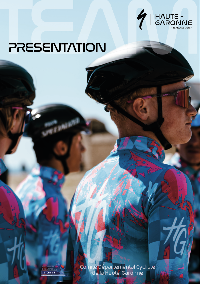 Groupe de cyclistes en tenue colorée lors d'une présentation, portant des casques et lunettes de protection, avec un logo de la Haute-Garonne, dans un environnement en plein air.