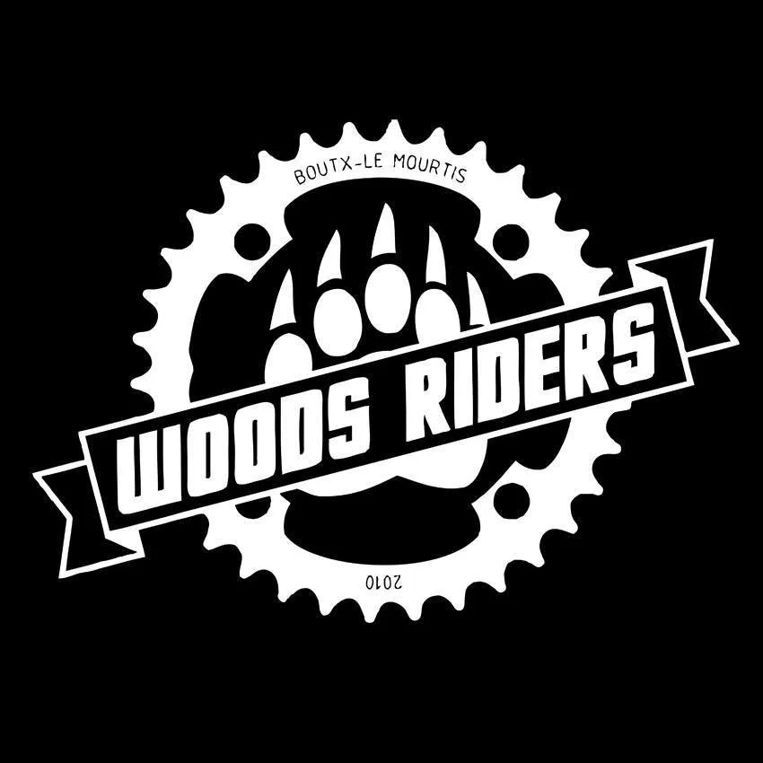 Logo noir et blanc de Woodos Riders avec un crâne et une chaîne, mentionnant Boux-le-Moutis, année 2010.
