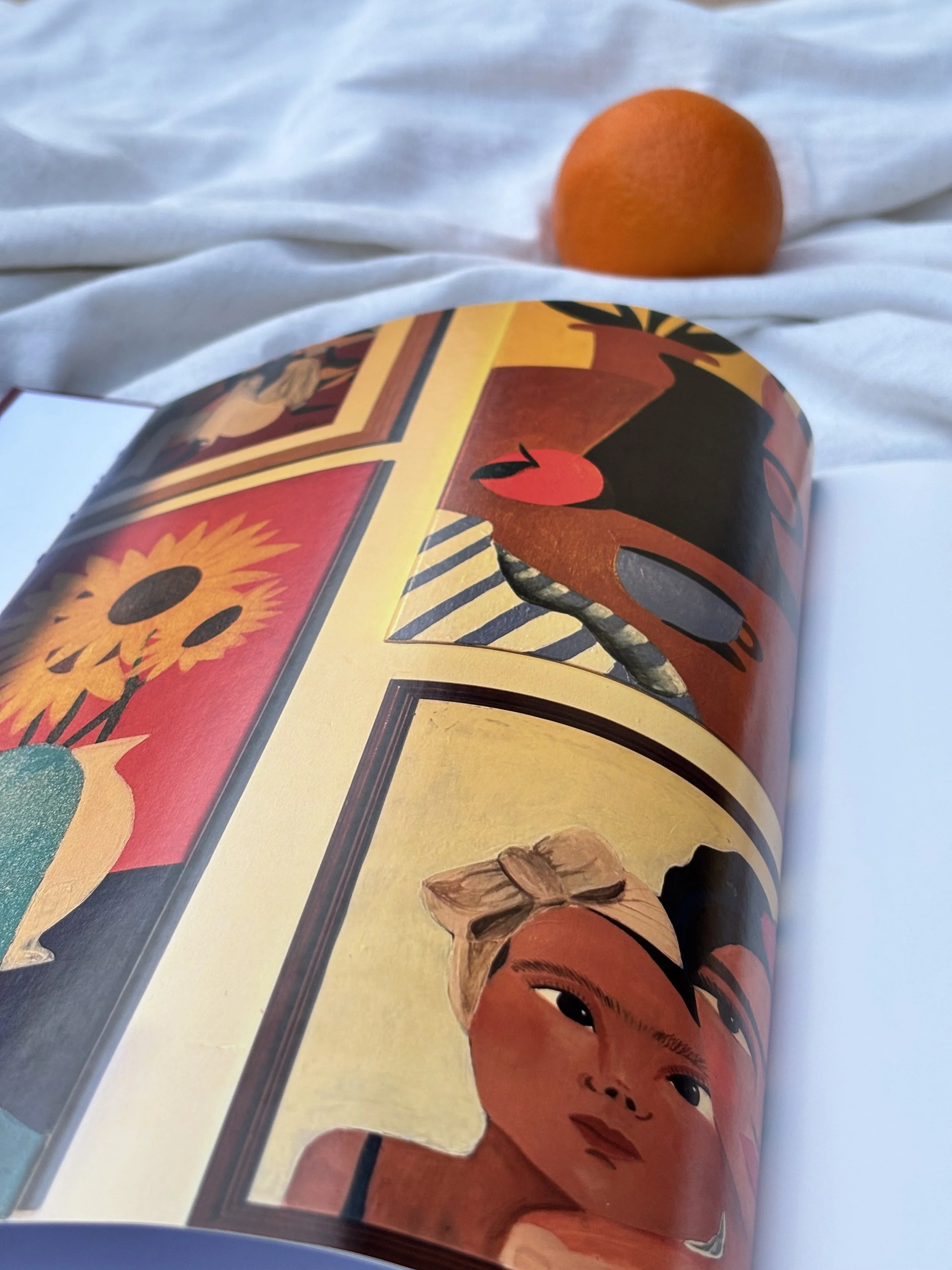 Une page d'un livre illustré avec des images de fleurs, d'un oiseau rouge, d'une femme avec un turban, d'une maison et d'autres objets décoratifs.