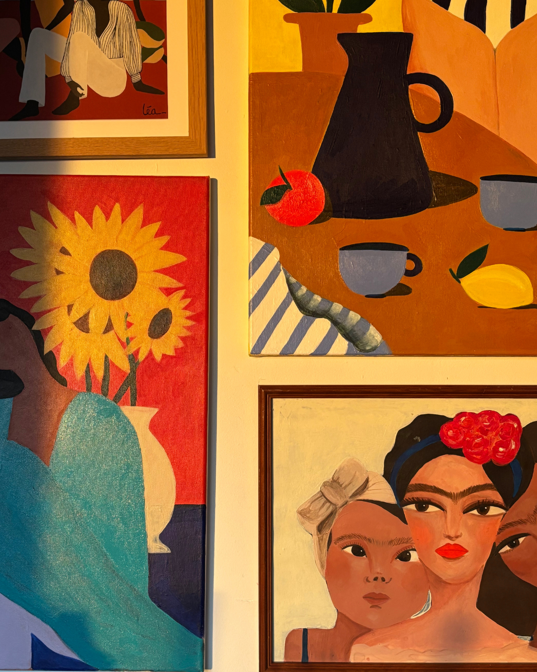 Une collection de tableaux colorés représentant des personnages et des natures mortes avec des fleurs, des fruits et des céramiques.