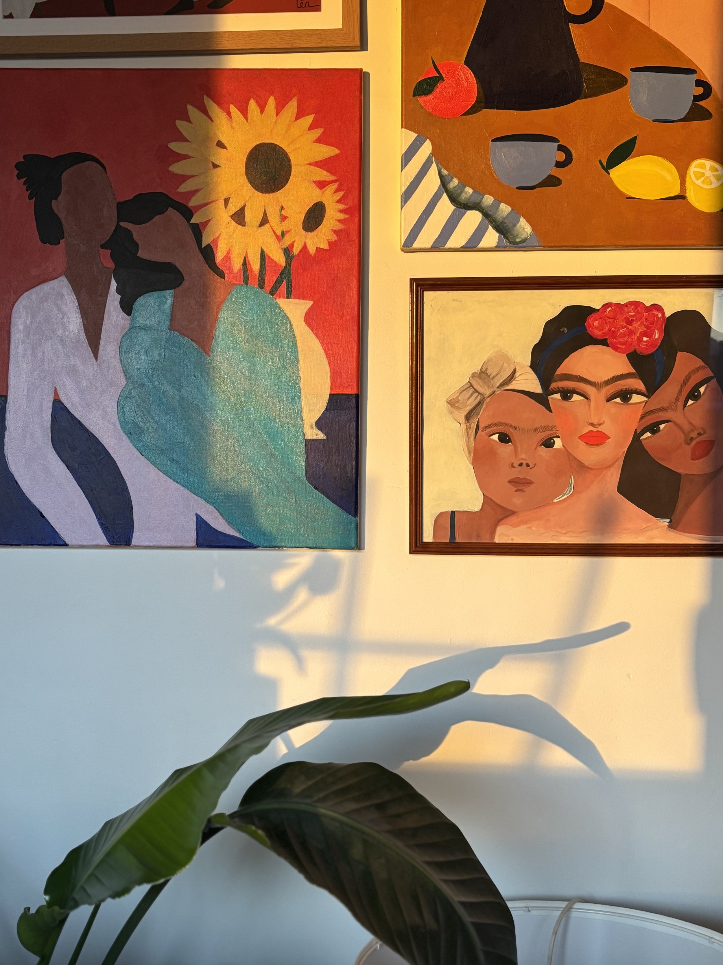 Photo murale originale Chez Berni de trois oeuvres  : le couple, Un dimanche et Frida, ma fille et moi