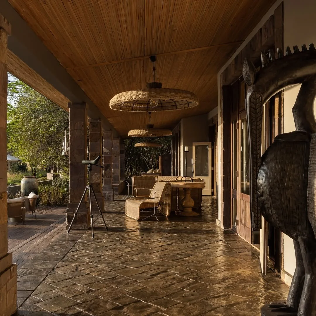 Designed for transitional spaces, this pendant brings warmth and atmosphere to verandas, corridors, and semi-outdoor settings