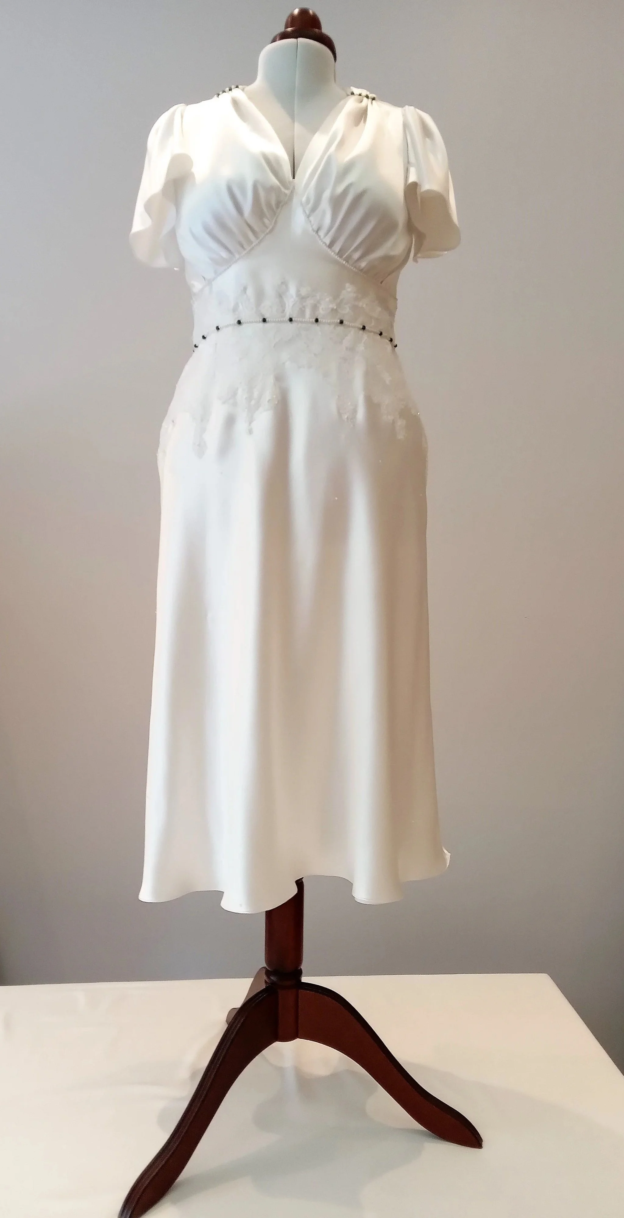 Silk crepe satin and chantilly lace wedding dress by Beatrice Espinosa