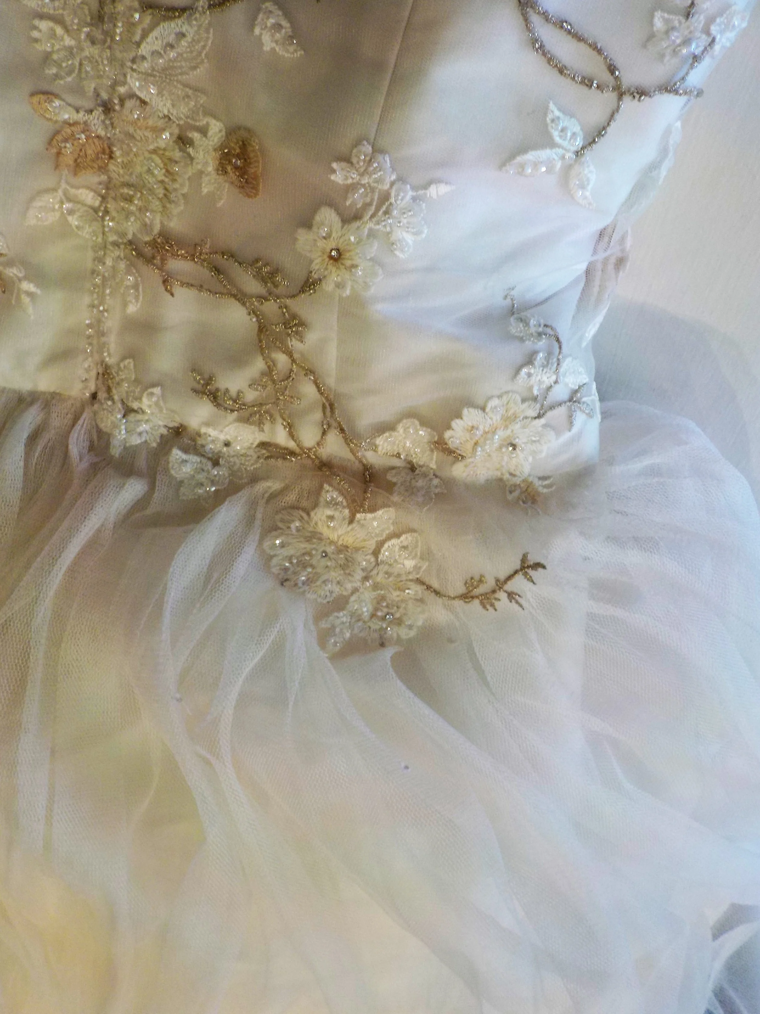 Embroidered tulle and Silk wedding dress by Beatrice Espinosa