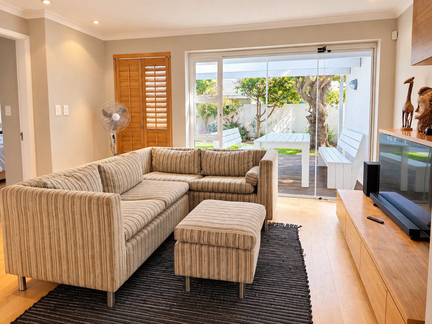 Lounge 2.jpg