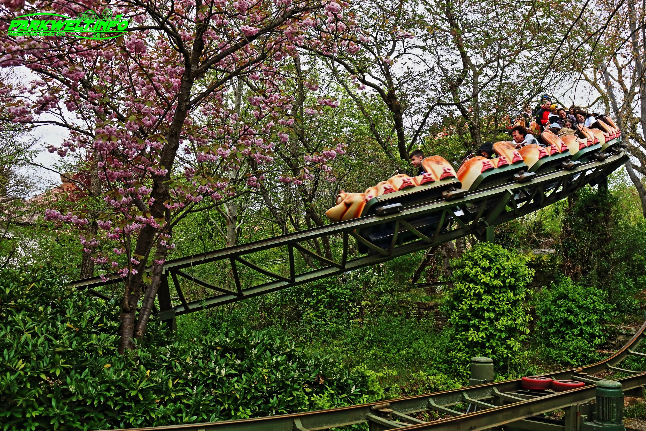 Rasender Tausendfüßler Zierer Large Tivoli Coaster Achterbahn Erlebnispark Tripsdrill Cleebronn Baden Württemberg Freizeitpark Themepark Wildpark Attraktionen Fahrgeschäfte Park Plan Parkplan Map Guide Anfahrt Adresse Achterbahn