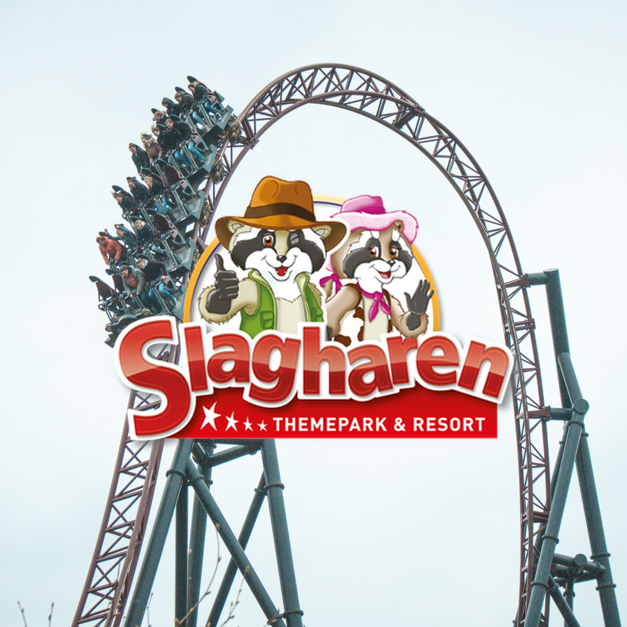 Logo des Freizeitparks Slagharen mit zwei cartoonartigen Waschbären, einem männlich mit Hut und einer weiblich mit Hut, auf einem Achterbahn-Hintergrund.