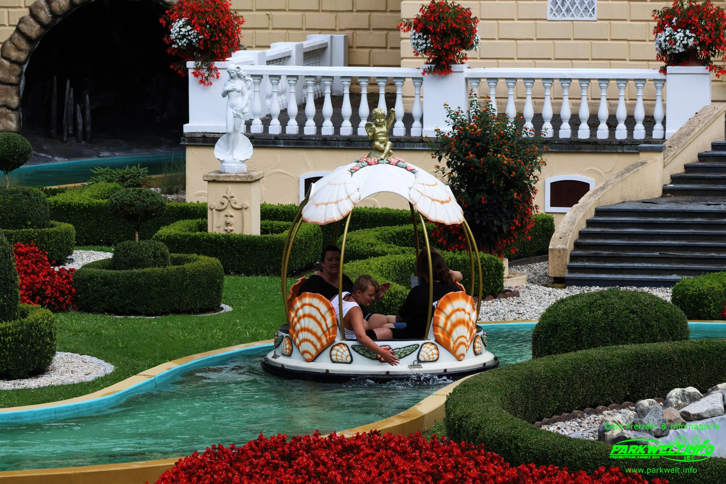 Rundbootfahrt durch Schlossgarten und Grotte