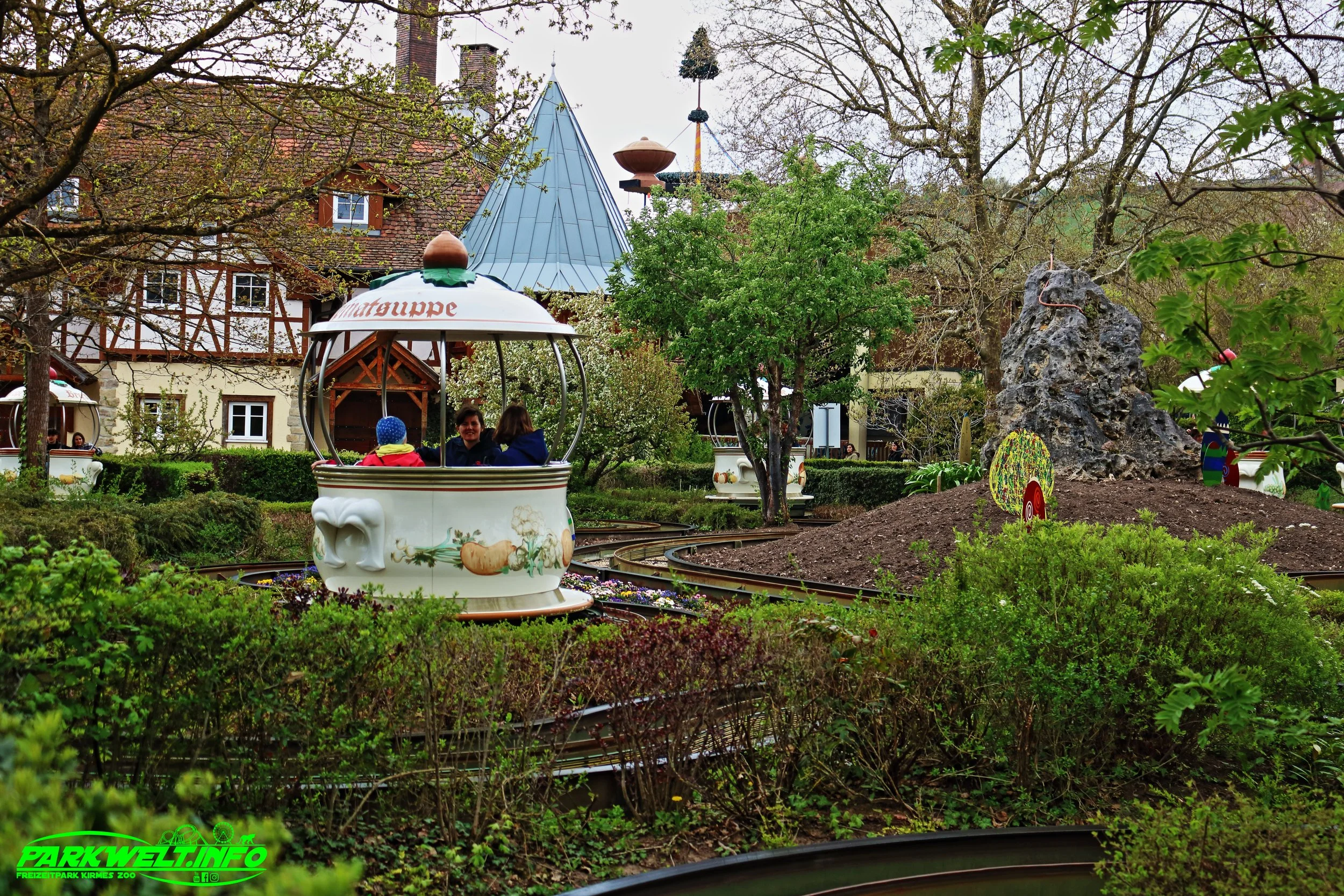 Suppenschüsselfahrt Suppenschüssel Gerstlauer Panorama Bahn Rundfahrt Erlebnispark Tripsdrill Cleebronn Baden Württemberg Freizeitpark Themepark Wildpark Attraktionen Fahrgeschäfte Park Plan Parkplan Map Guide Anfahrt Adresse Achterbahn