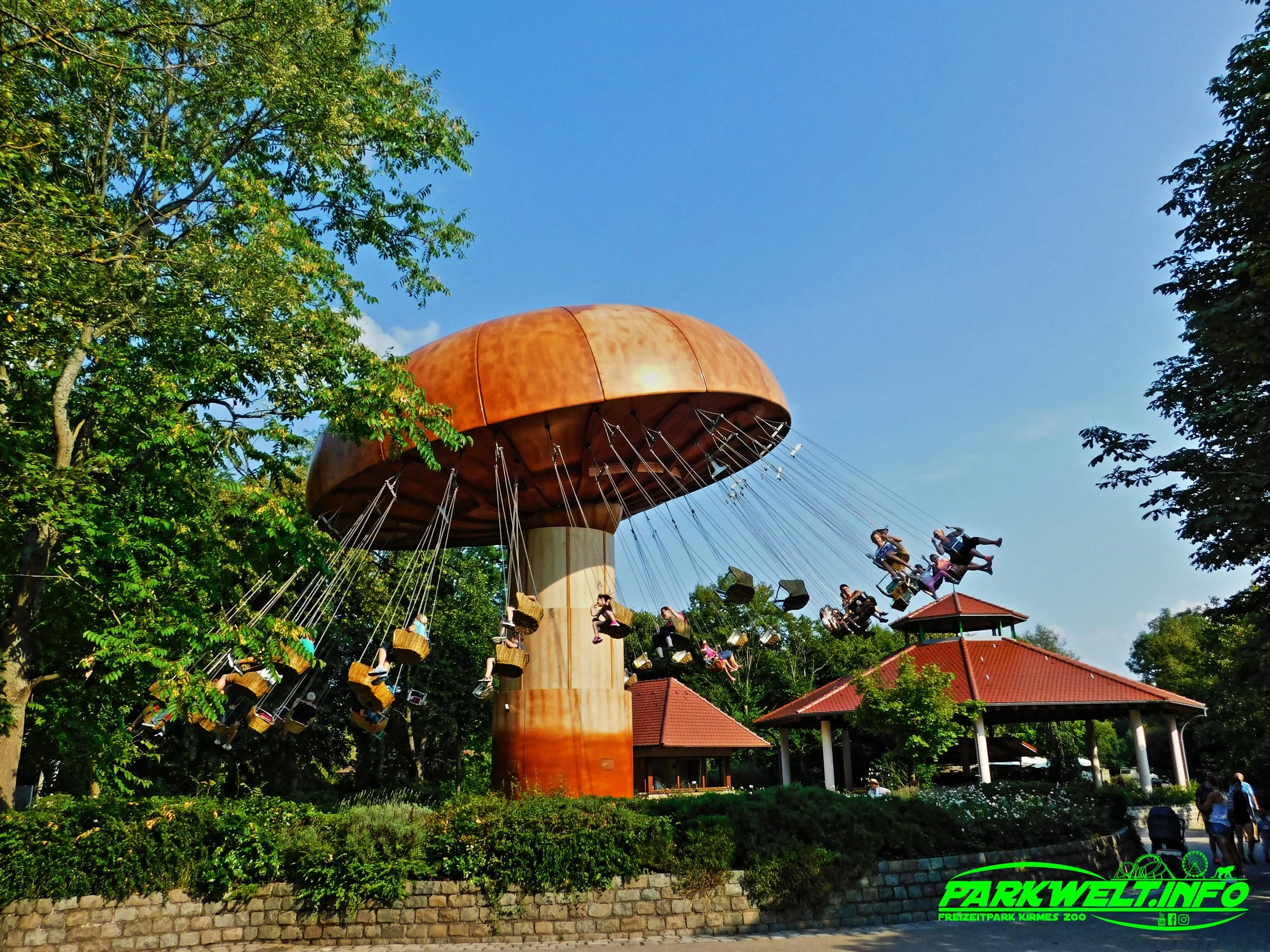 Wirbelpilz Zierer Wellenflug Kettenkarussell Erlebnispark Tripsdrill Cleebronn Baden Württemberg Freizeitpark Themepark Wildpark Attraktionen Fahrgeschäfte Park Plan Parkplan Map Guide Anfahrt Adresse Achterbahn